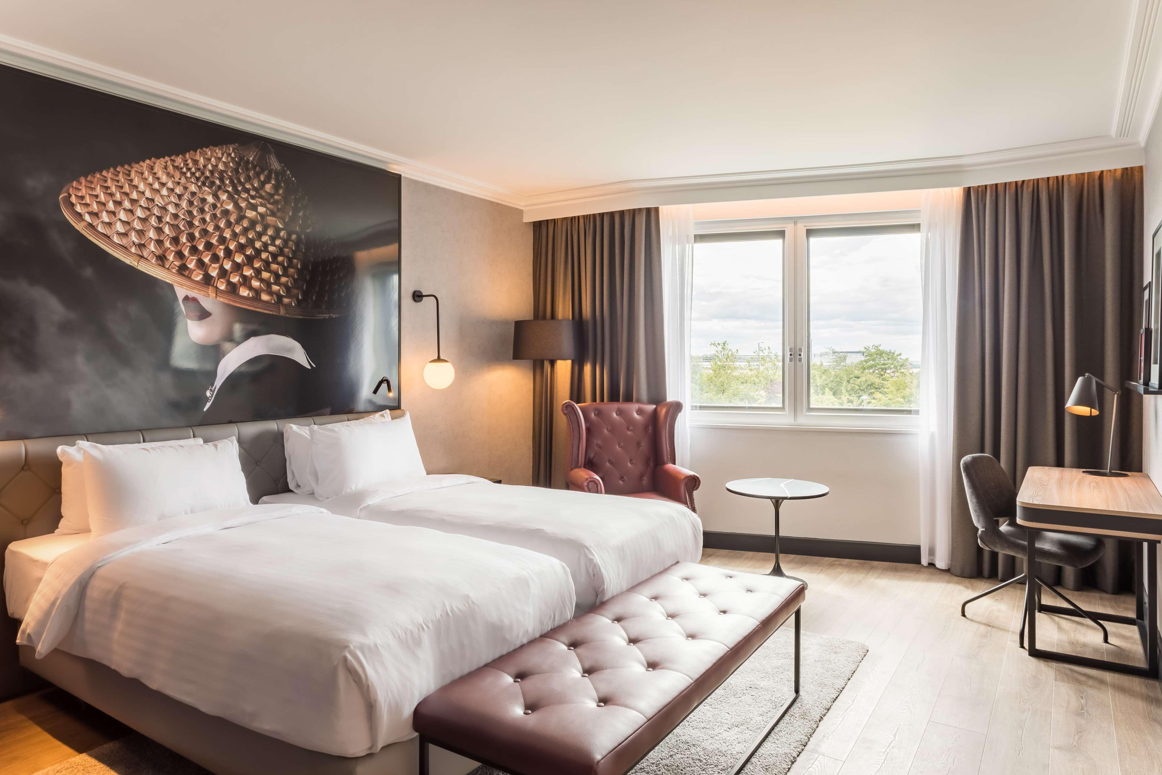 Radisson Red London Heathrow Otel Harmondsworth Dış mekan fotoğraf A room at the hotel