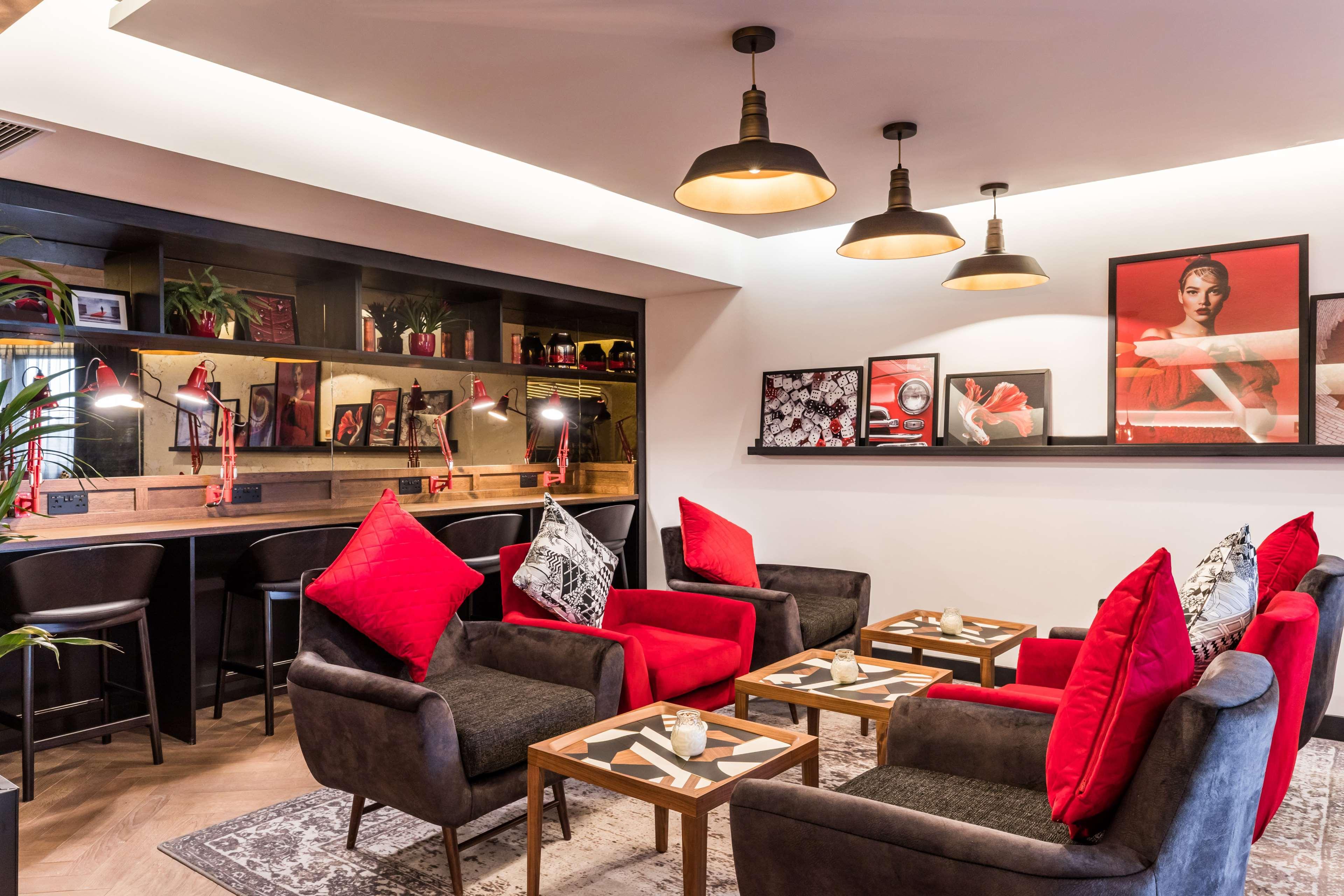 Radisson Red London Heathrow Otel Harmondsworth Dış mekan fotoğraf Interior of the hotel