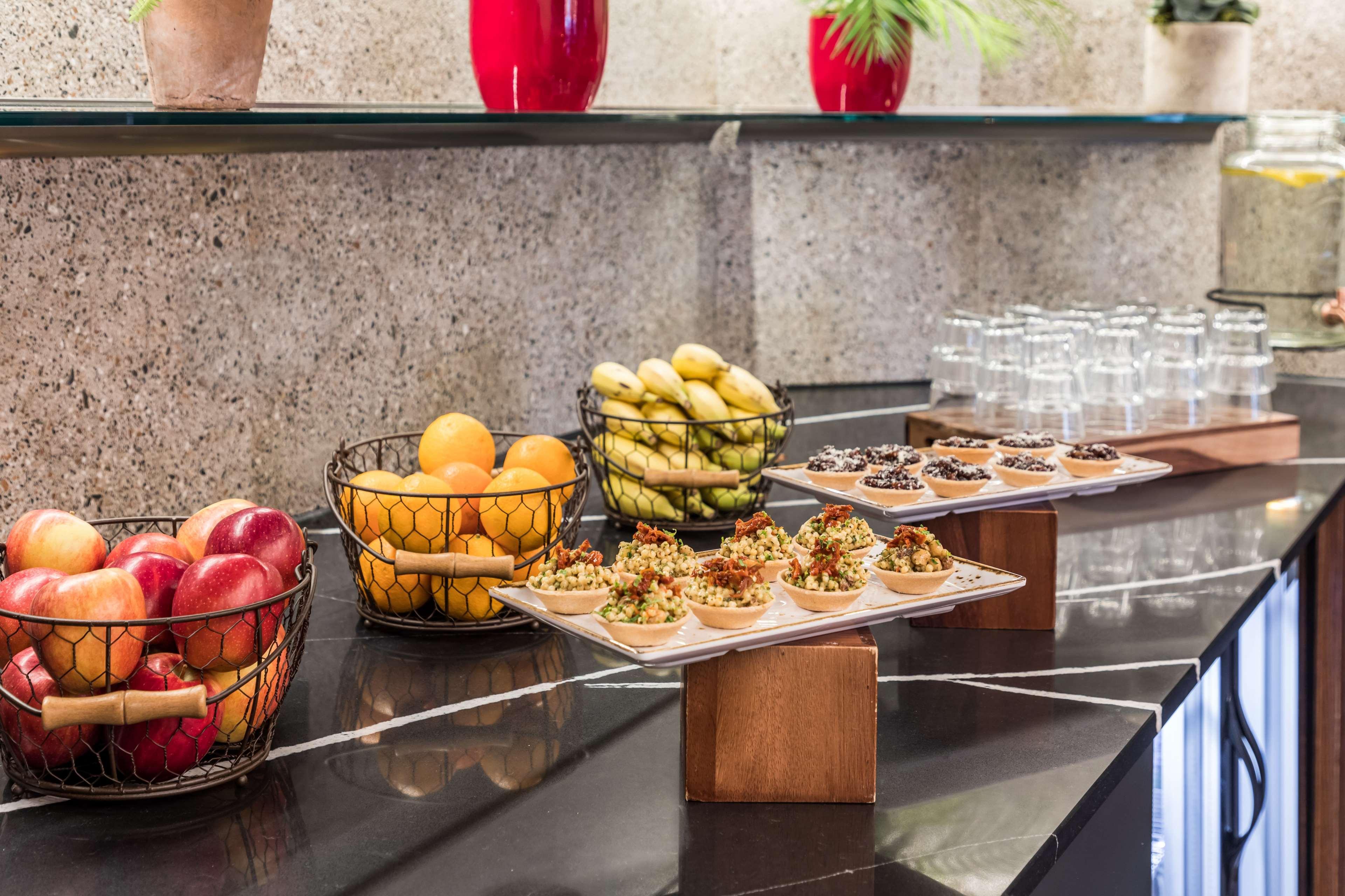 Radisson Red London Heathrow Otel Harmondsworth Dış mekan fotoğraf Breakfast buffet at the hotel