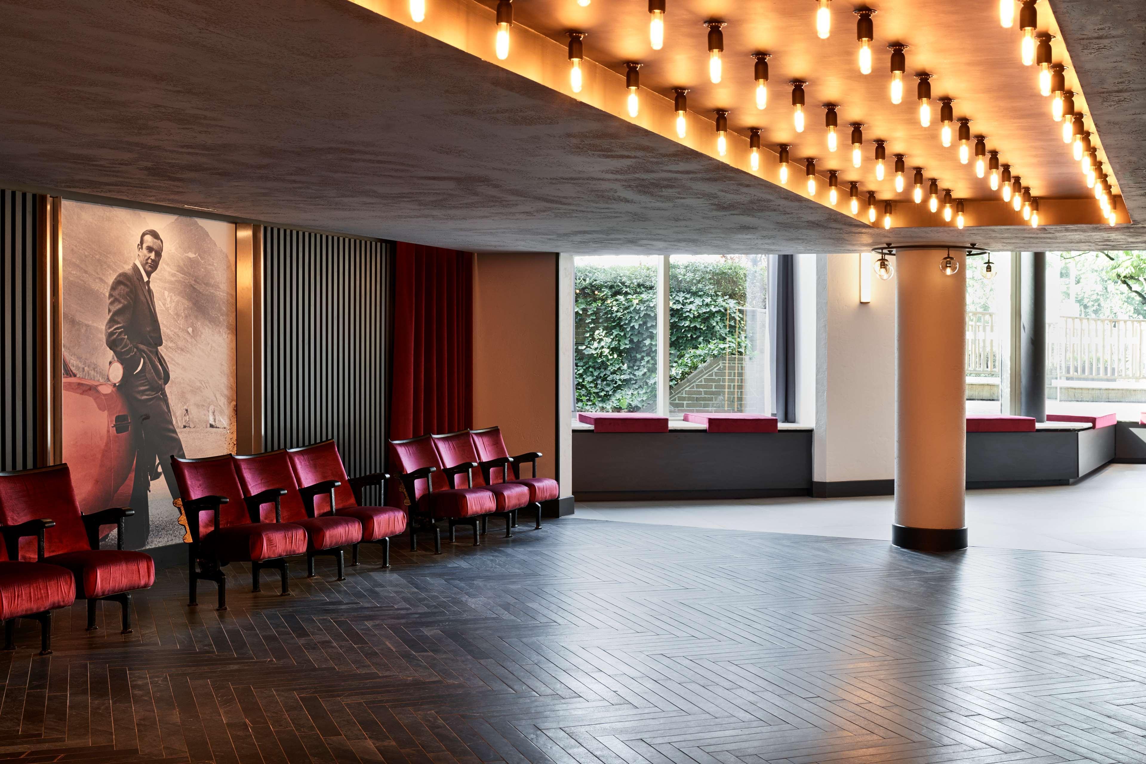 Radisson Red London Heathrow Otel Harmondsworth Dış mekan fotoğraf The interior of the new building
