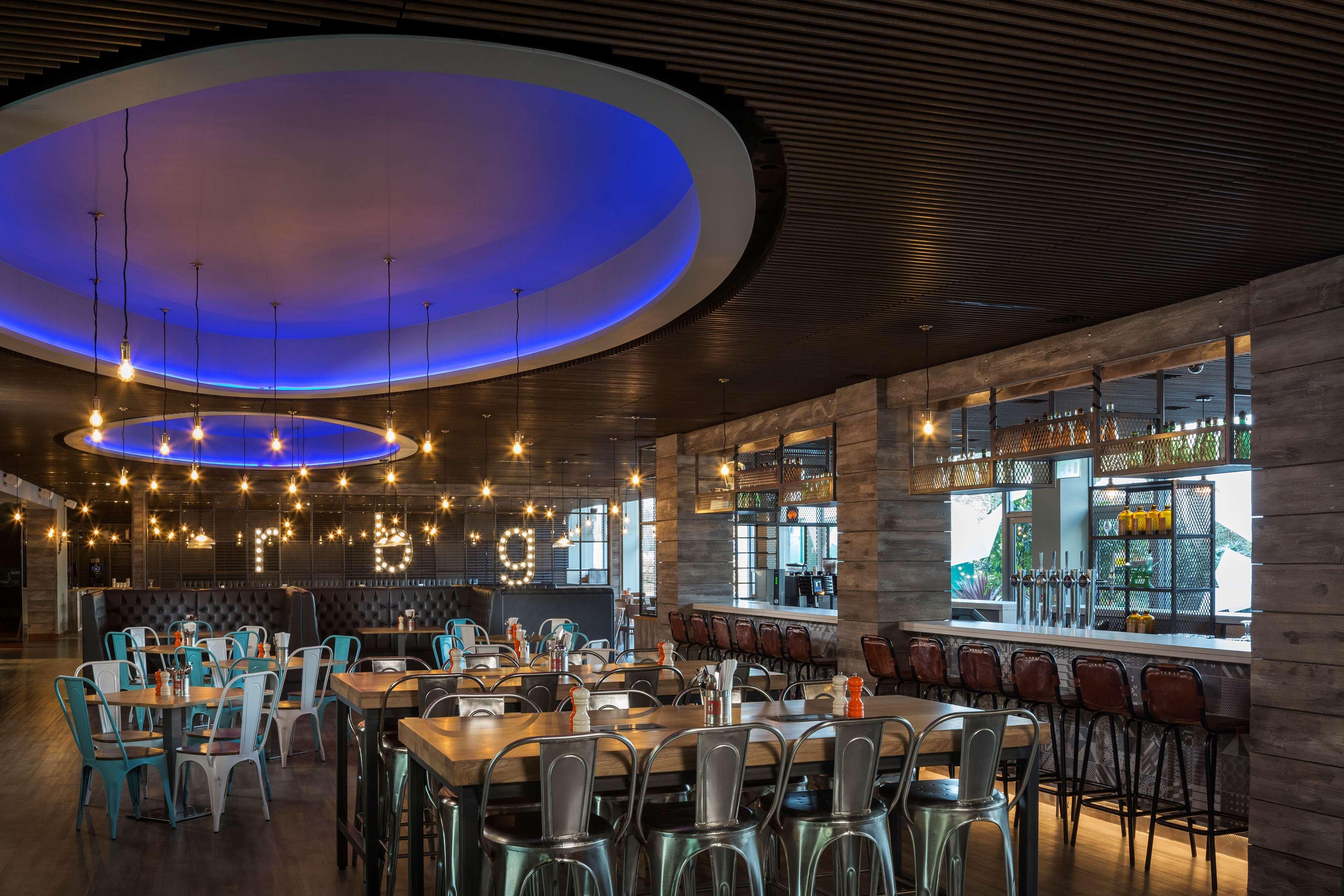 Radisson Red London Heathrow Otel Harmondsworth Dış mekan fotoğraf Interior of the restaurant