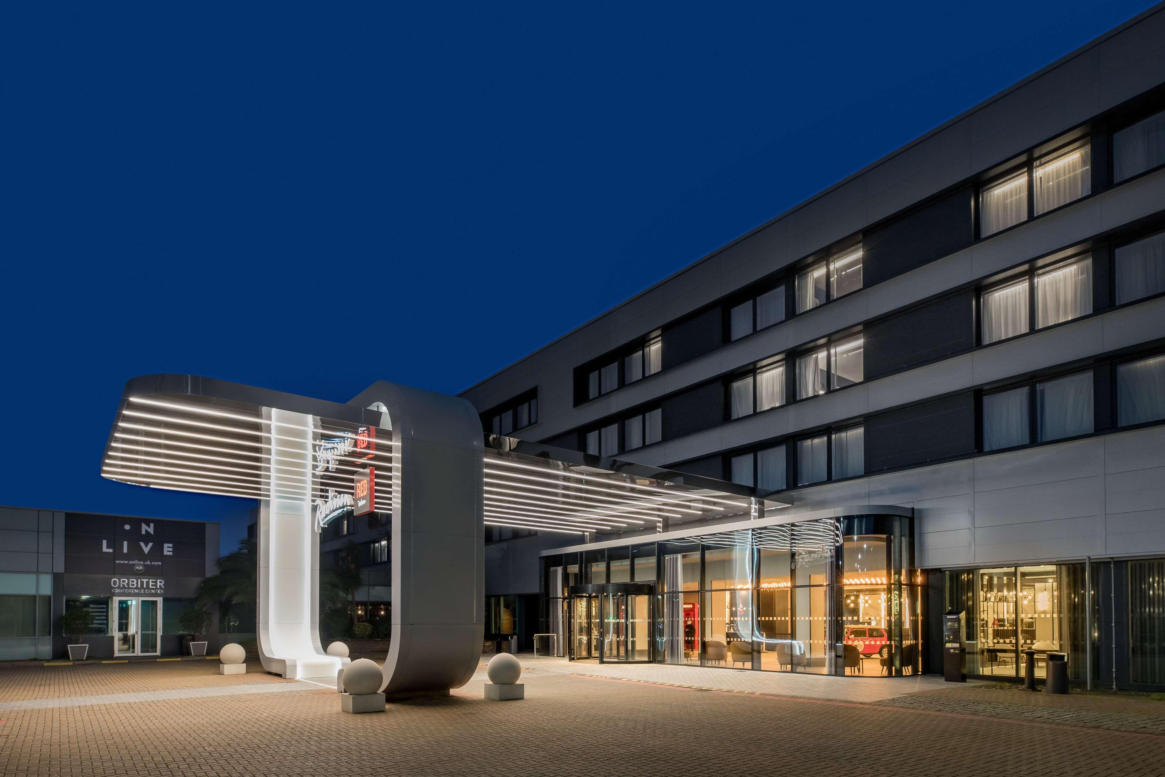 Radisson Red London Heathrow Otel Harmondsworth Dış mekan fotoğraf The hotel in 2019