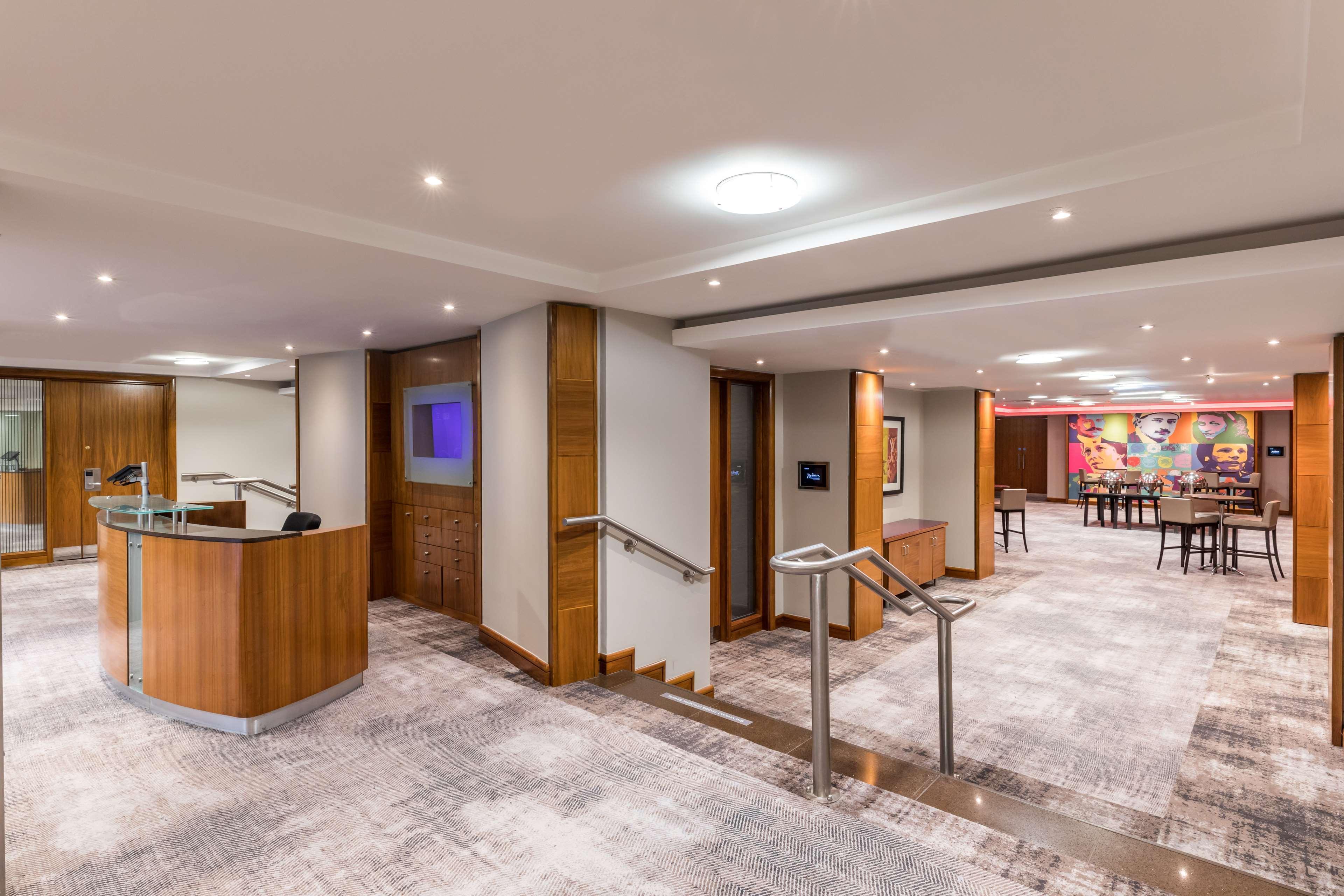 Radisson Red London Heathrow Otel Harmondsworth Dış mekan fotoğraf The reception area of the hotel