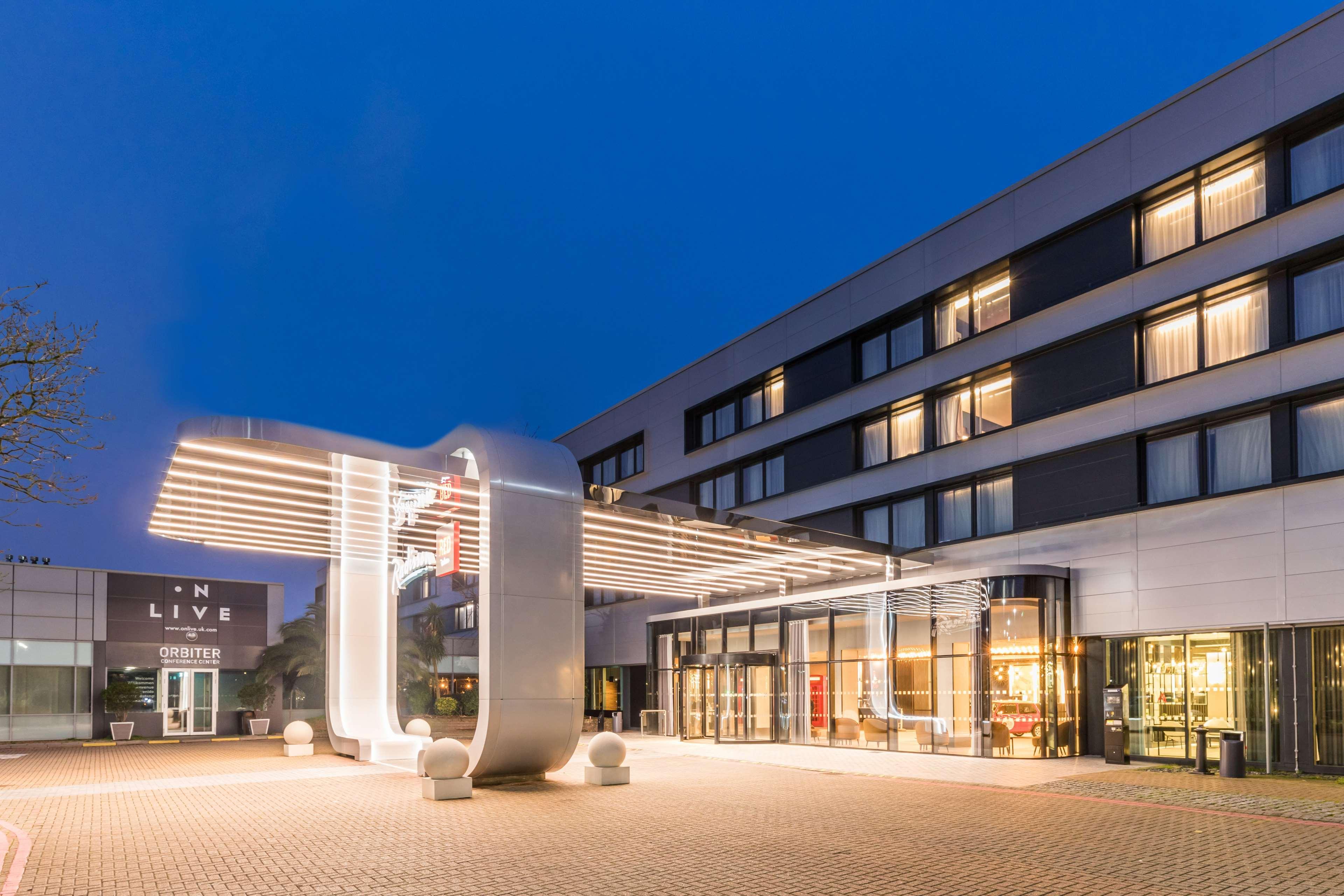 Radisson Red London Heathrow Otel Harmondsworth Dış mekan fotoğraf Live in the hotel