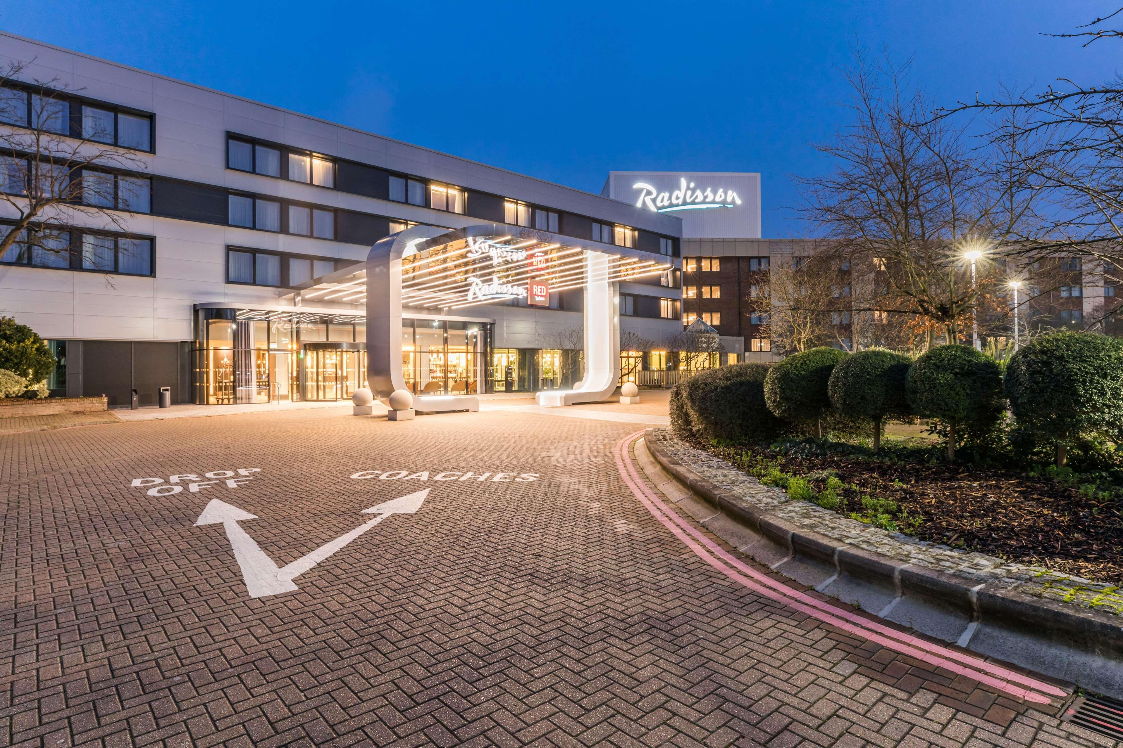 Radisson Red London Heathrow Otel Harmondsworth Dış mekan fotoğraf Radisson Blu London Heathrow