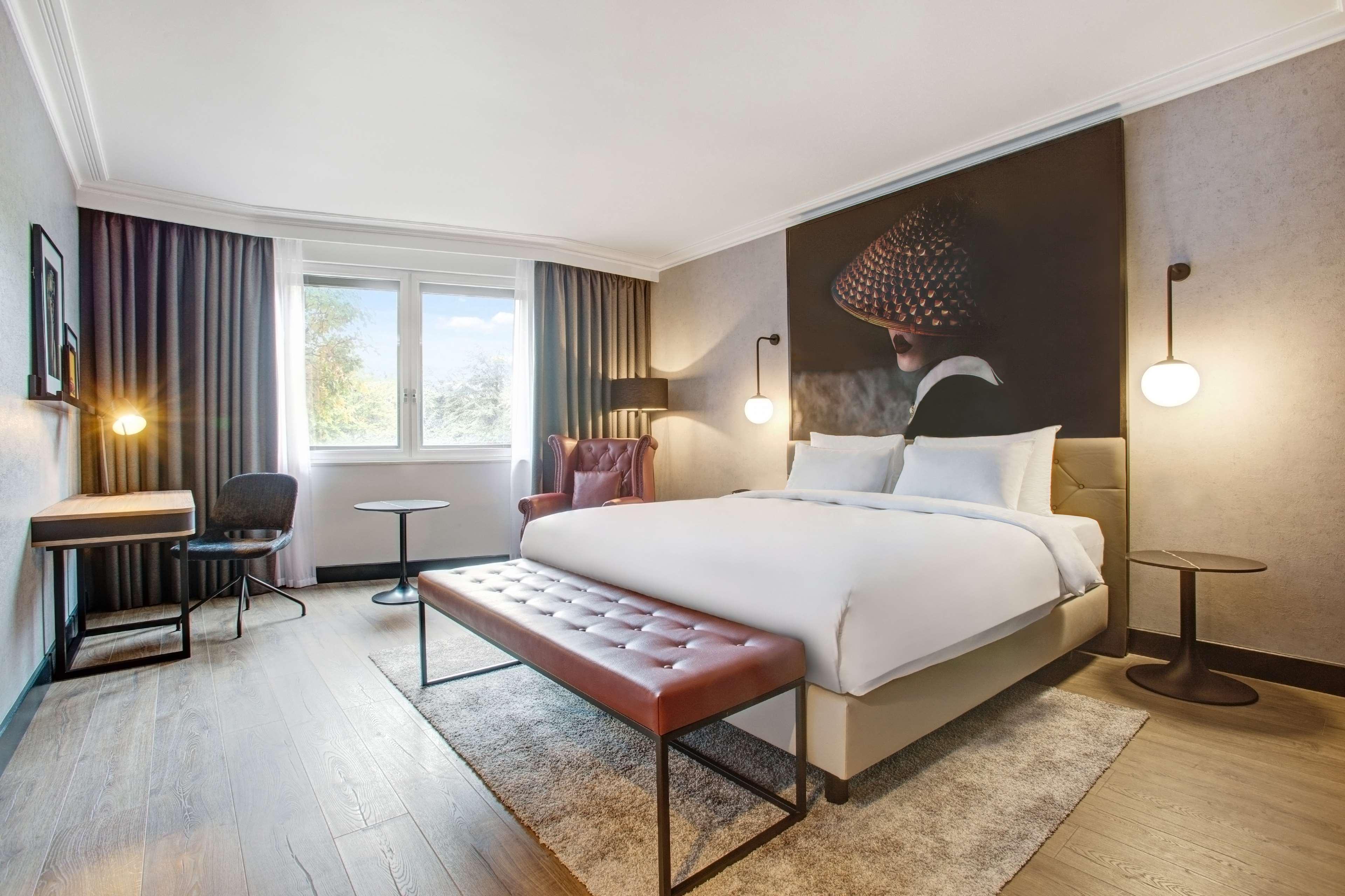 Radisson Red London Heathrow Otel Harmondsworth Dış mekan fotoğraf Room at the hotel