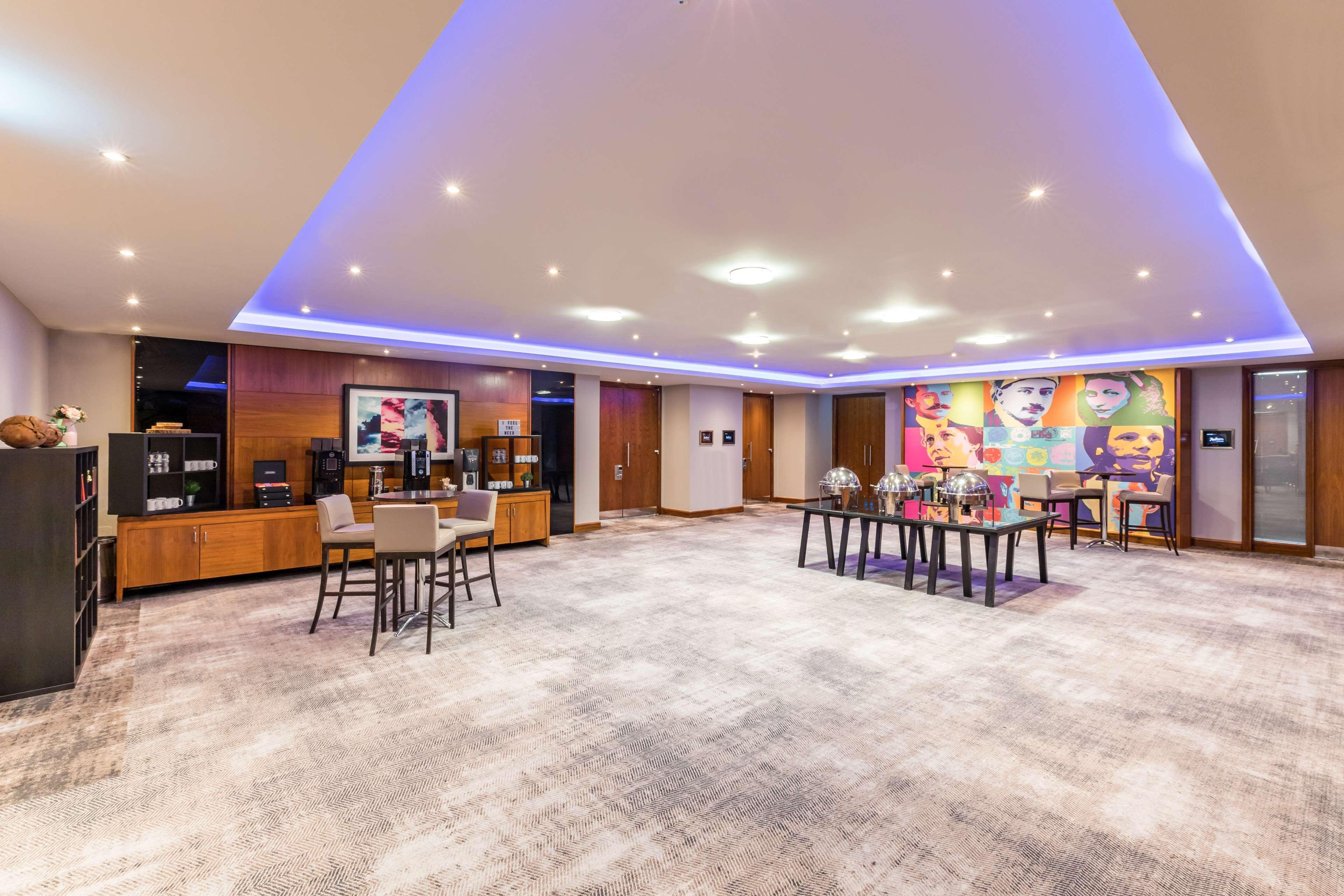 Radisson Red London Heathrow Otel Harmondsworth Dış mekan fotoğraf The reception area of the hotel