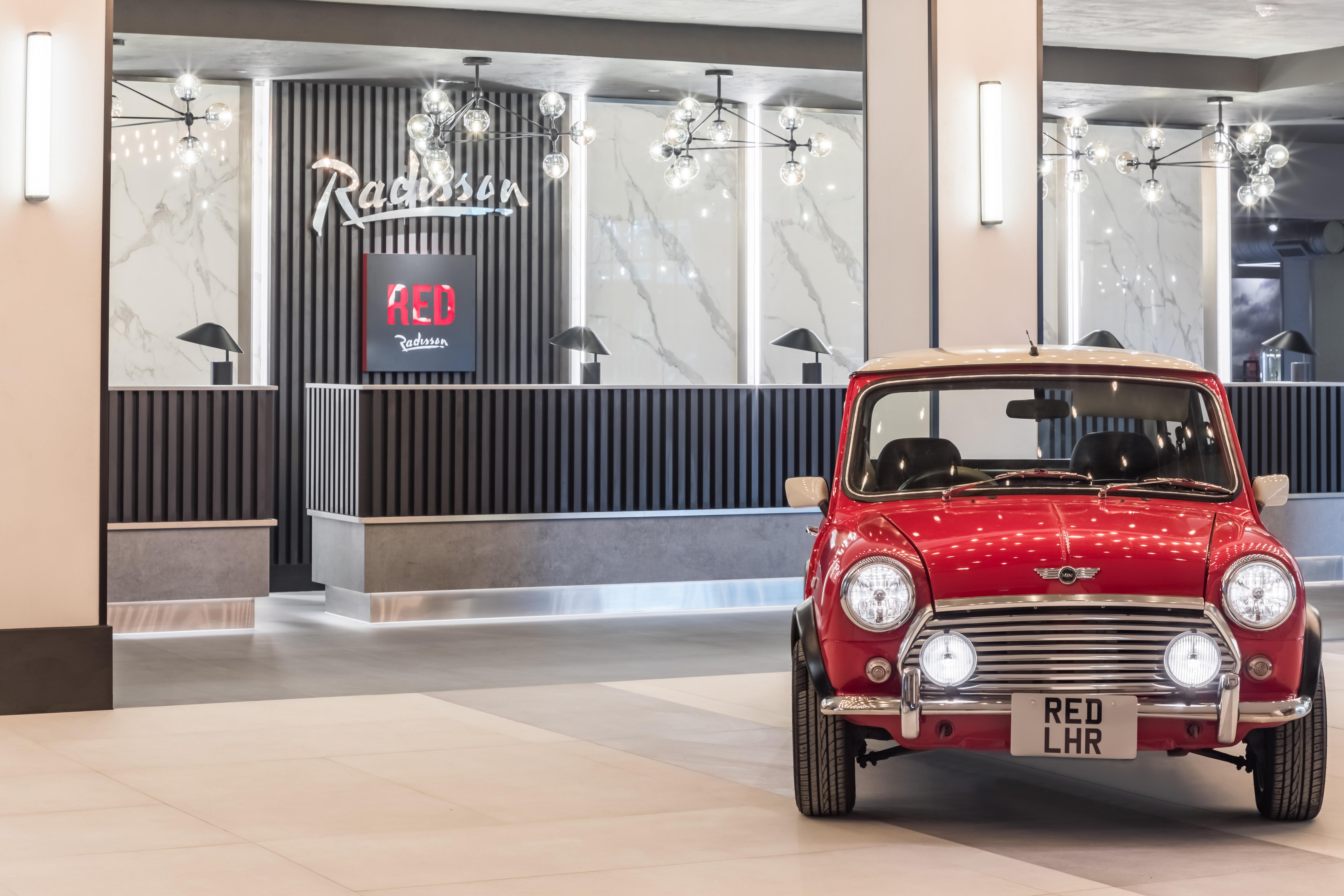 Radisson Red London Heathrow Otel Harmondsworth Dış mekan fotoğraf Reception of the hotel