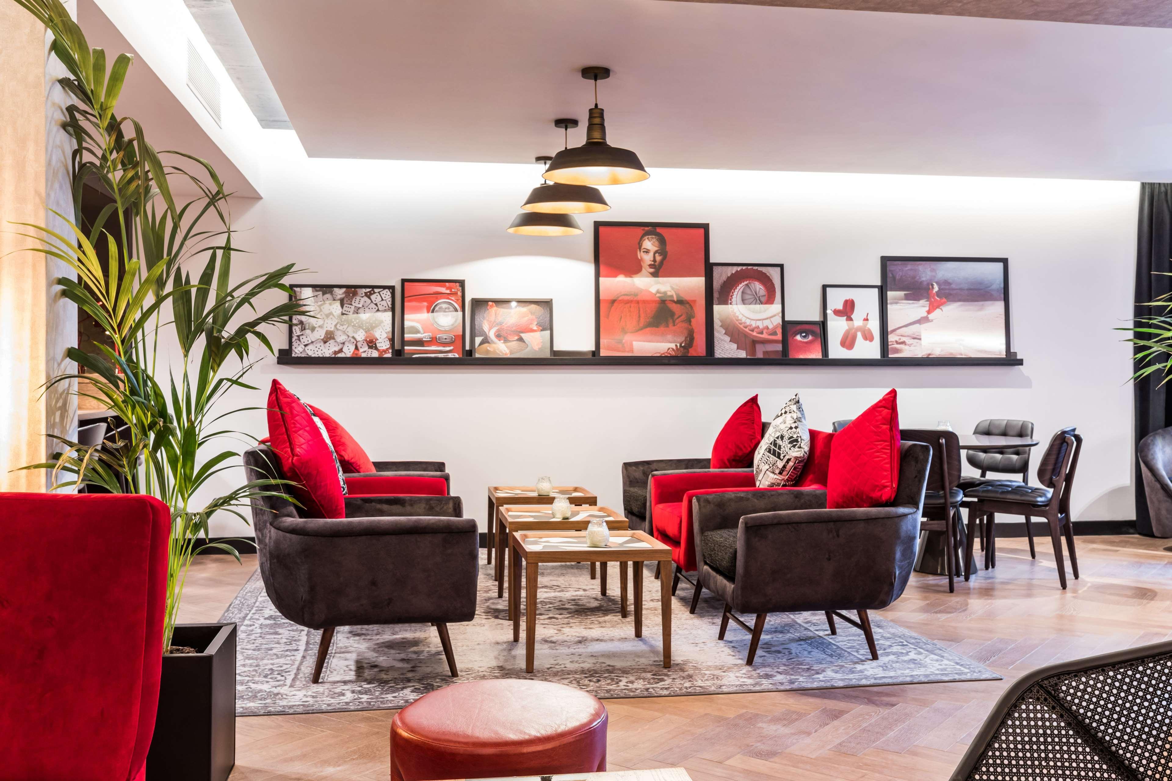 Radisson Red London Heathrow Otel Harmondsworth Dış mekan fotoğraf Interior of the hotel