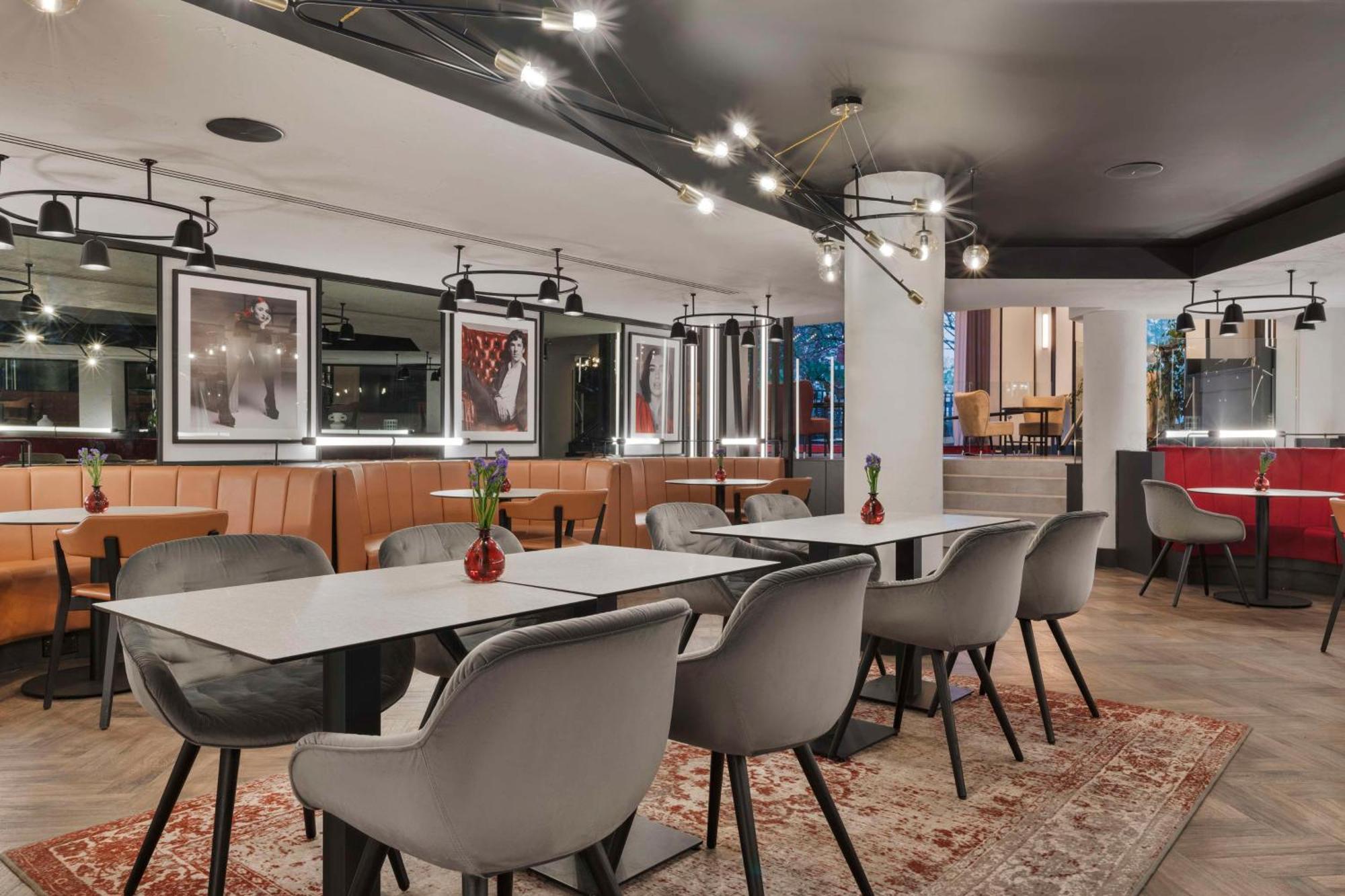 Radisson Red London Heathrow Otel Harmondsworth Dış mekan fotoğraf Interior of the hotel