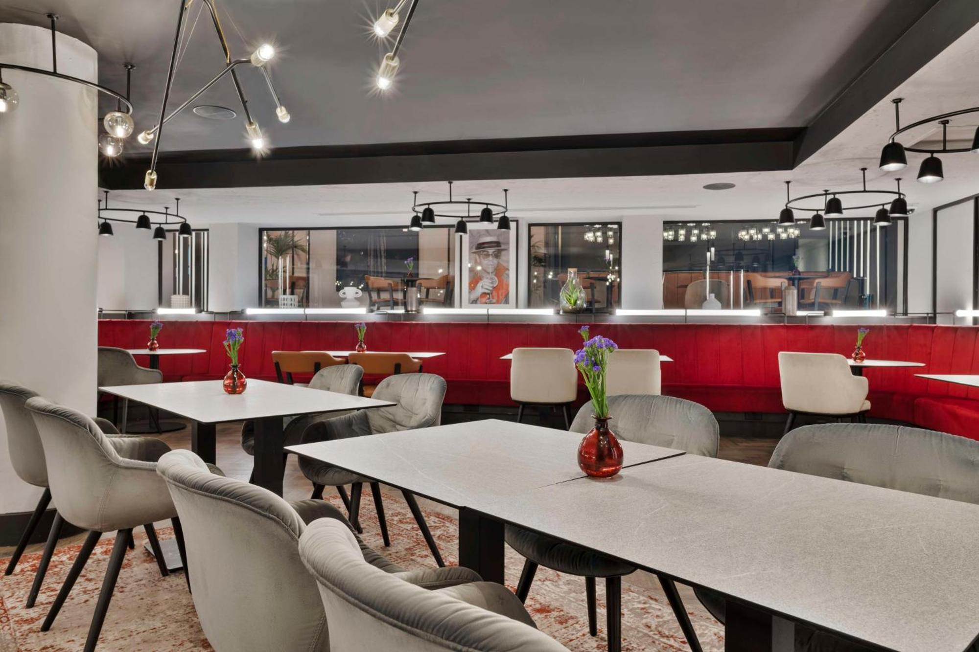 Radisson Red London Heathrow Otel Harmondsworth Dış mekan fotoğraf Interior of the hotel