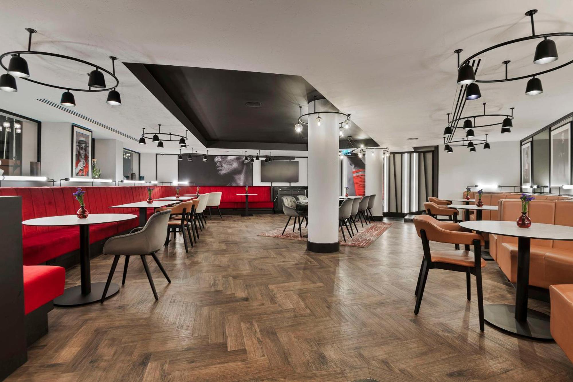 Radisson Red London Heathrow Otel Harmondsworth Dış mekan fotoğraf Interior of the hotel
