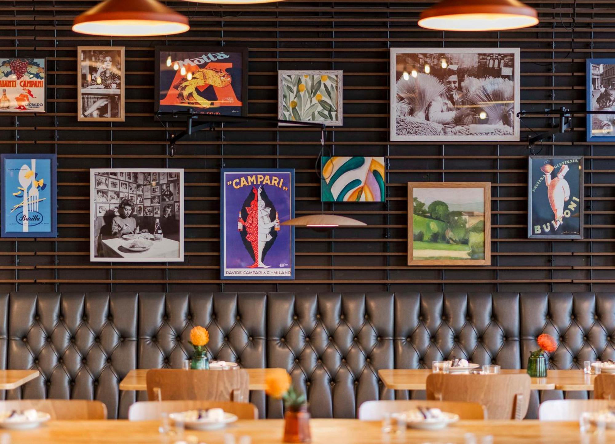 Radisson Red London Heathrow Otel Harmondsworth Dış mekan fotoğraf "Campari"