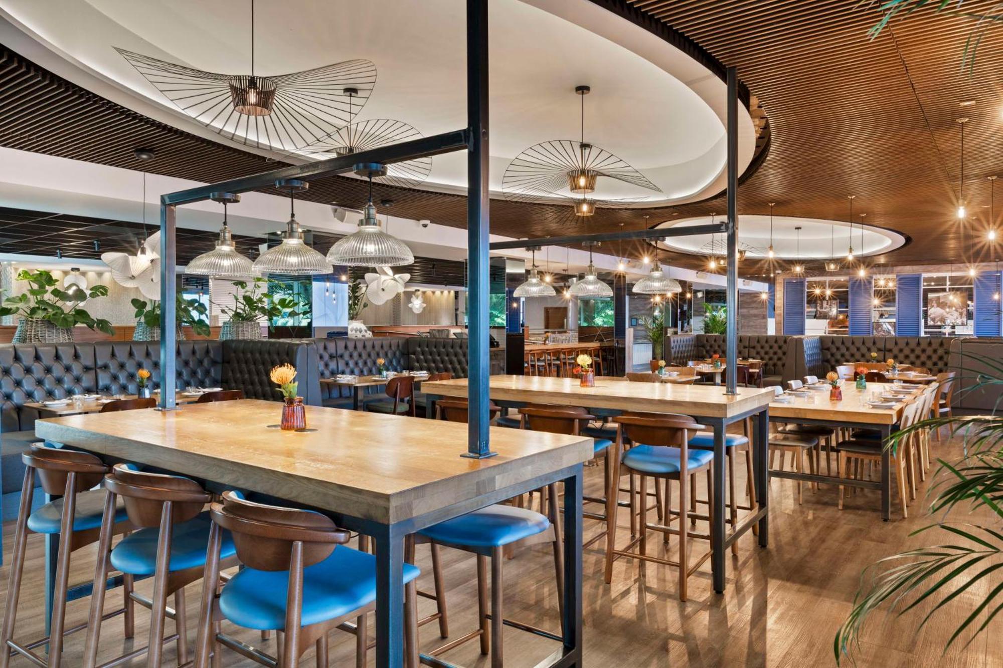 Radisson Red London Heathrow Otel Harmondsworth Dış mekan fotoğraf Interior of the restaurant