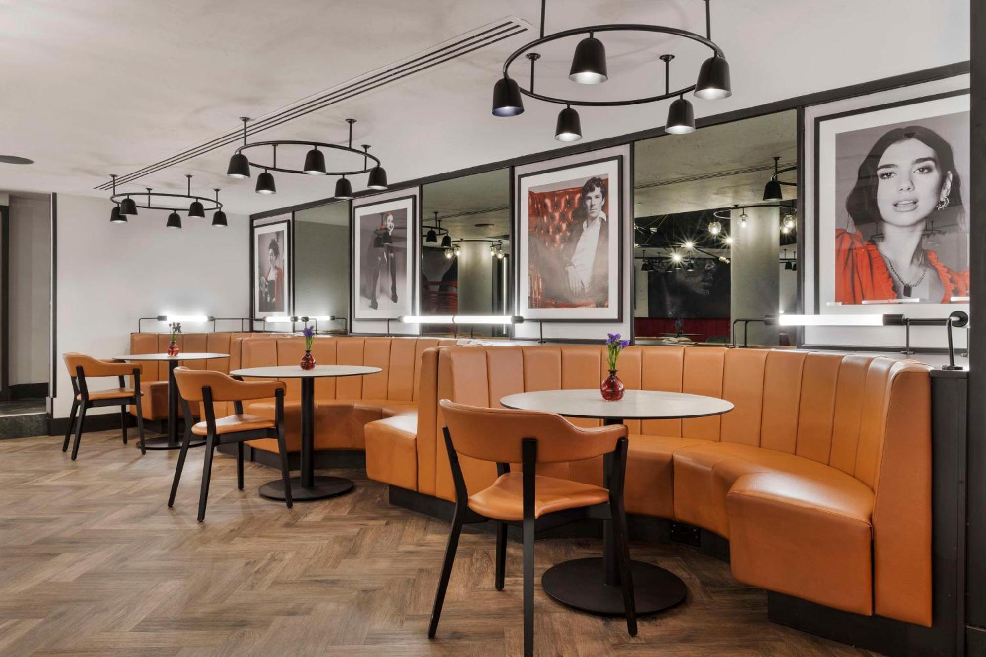 Radisson Red London Heathrow Otel Harmondsworth Dış mekan fotoğraf Interior of the hotel