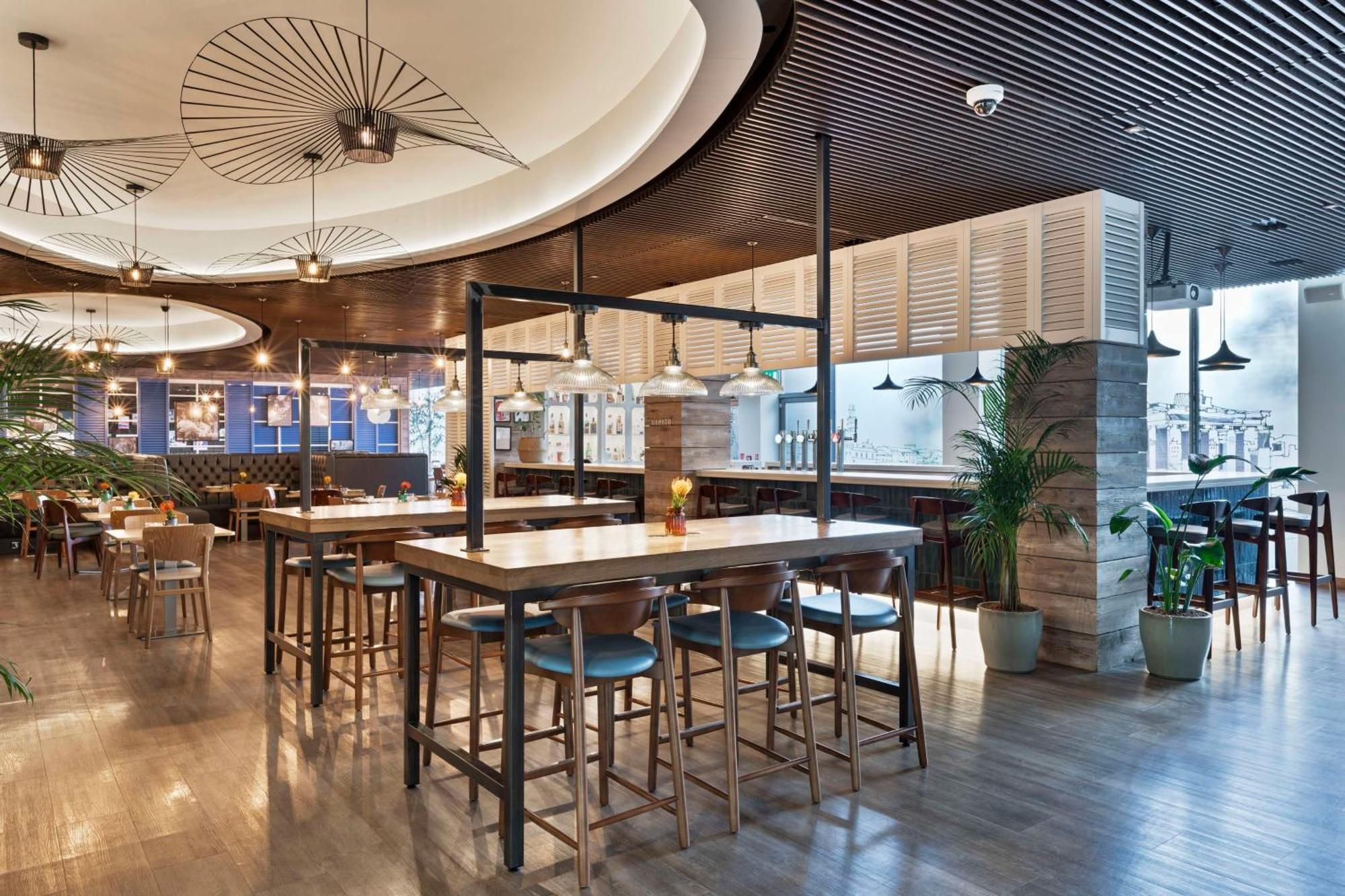 Radisson Red London Heathrow Otel Harmondsworth Dış mekan fotoğraf Interior of the restaurant