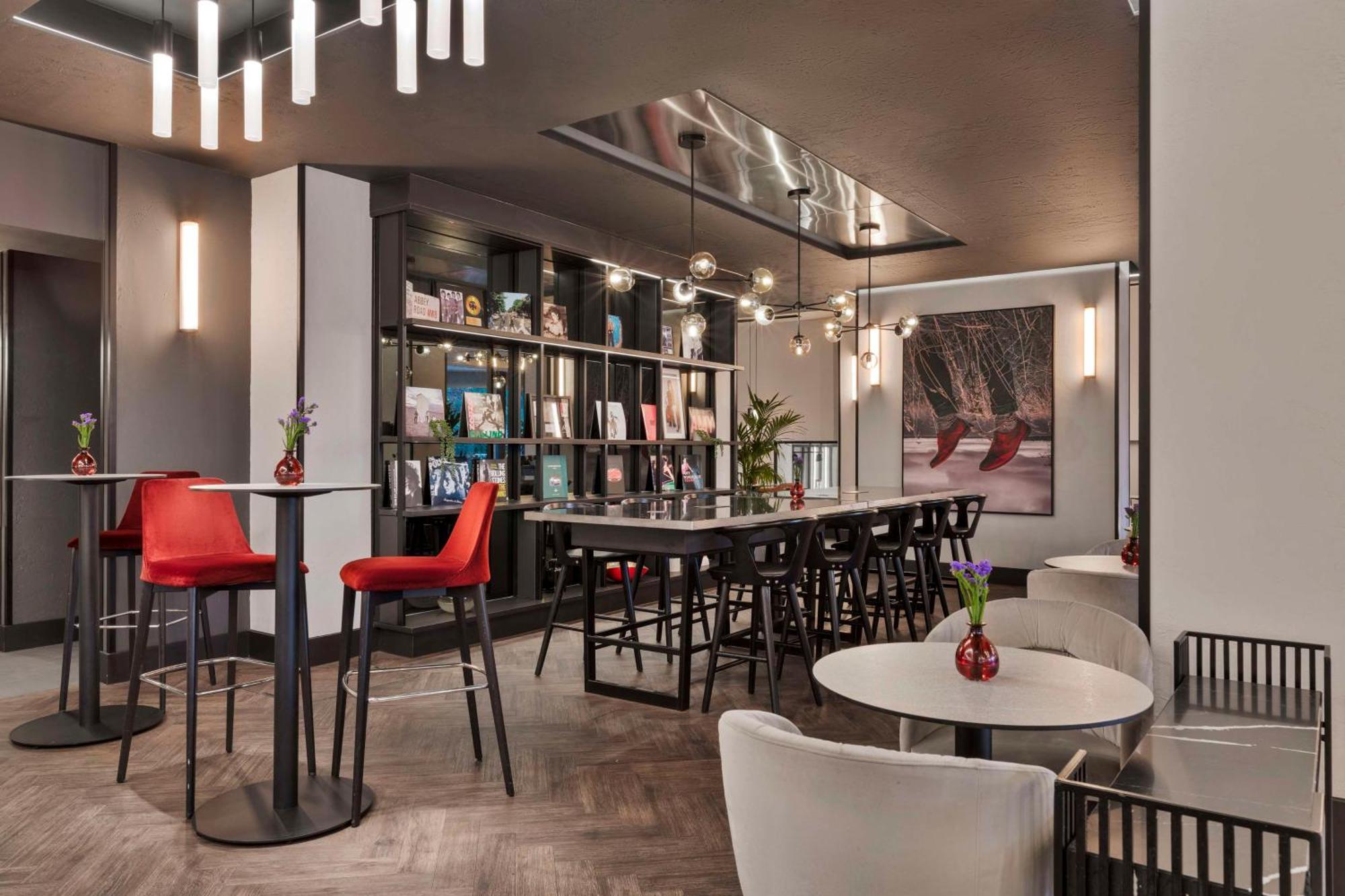 Radisson Red London Heathrow Otel Harmondsworth Dış mekan fotoğraf Interior of the hotel