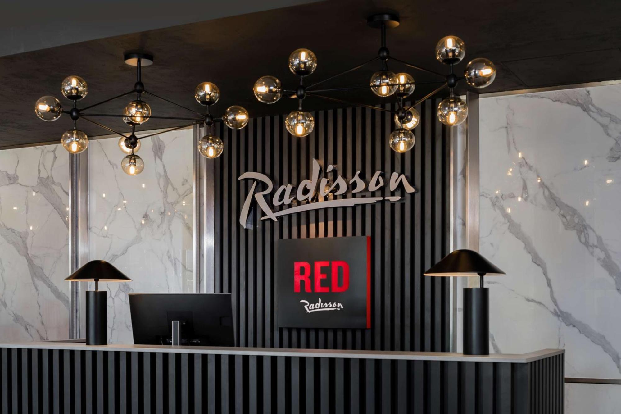 Radisson Red London Heathrow Otel Harmondsworth Dış mekan fotoğraf Reception desk of Radisson Red
