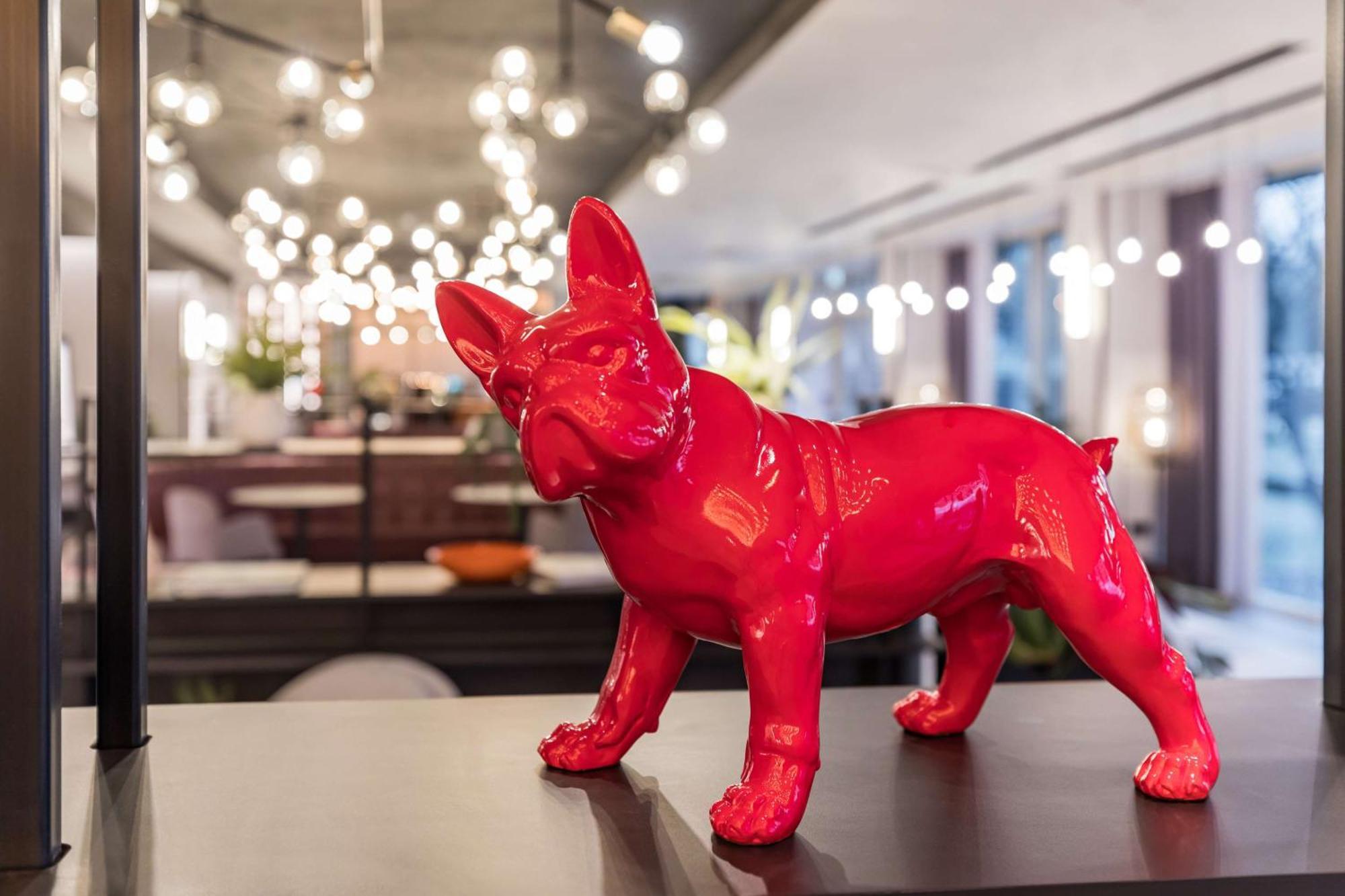 Radisson Red London Heathrow Otel Harmondsworth Dış mekan fotoğraf "The dog is not a dog, it is a work of art"