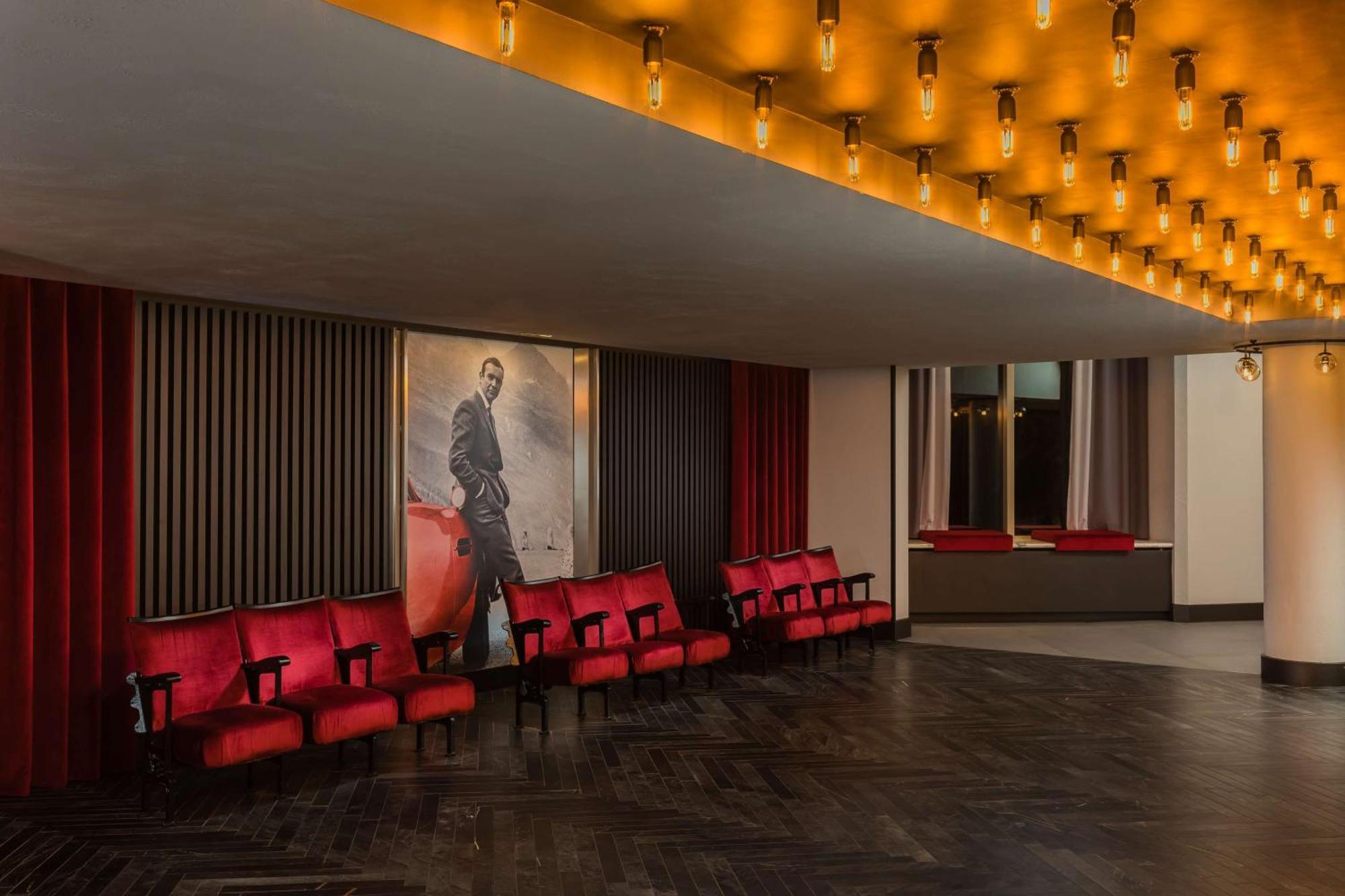 Radisson Red London Heathrow Otel Harmondsworth Dış mekan fotoğraf The lobby of the 2019-2020 season
