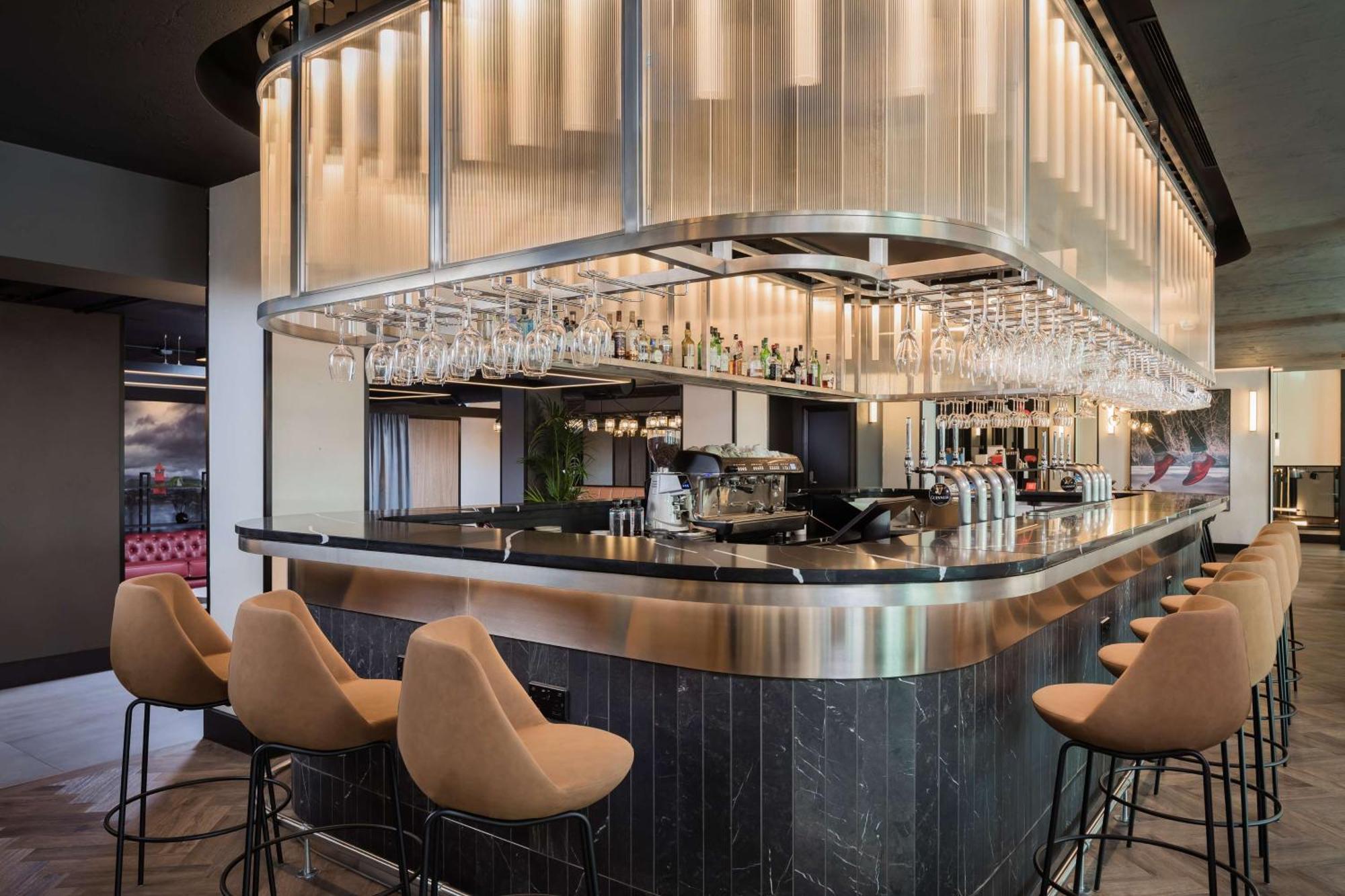 Radisson Red London Heathrow Otel Harmondsworth Dış mekan fotoğraf The bar at the hotel