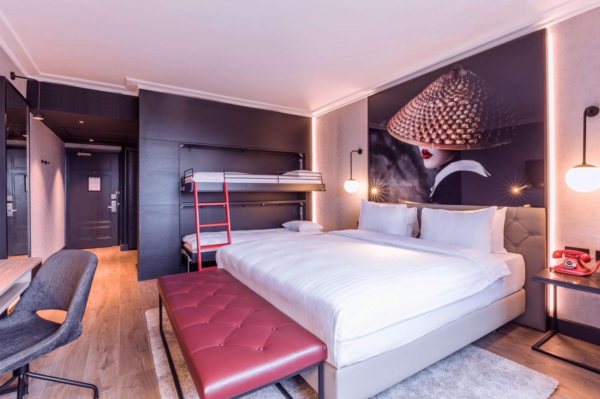 Radisson Red London Heathrow Otel Harmondsworth Dış mekan fotoğraf Room at the hotel