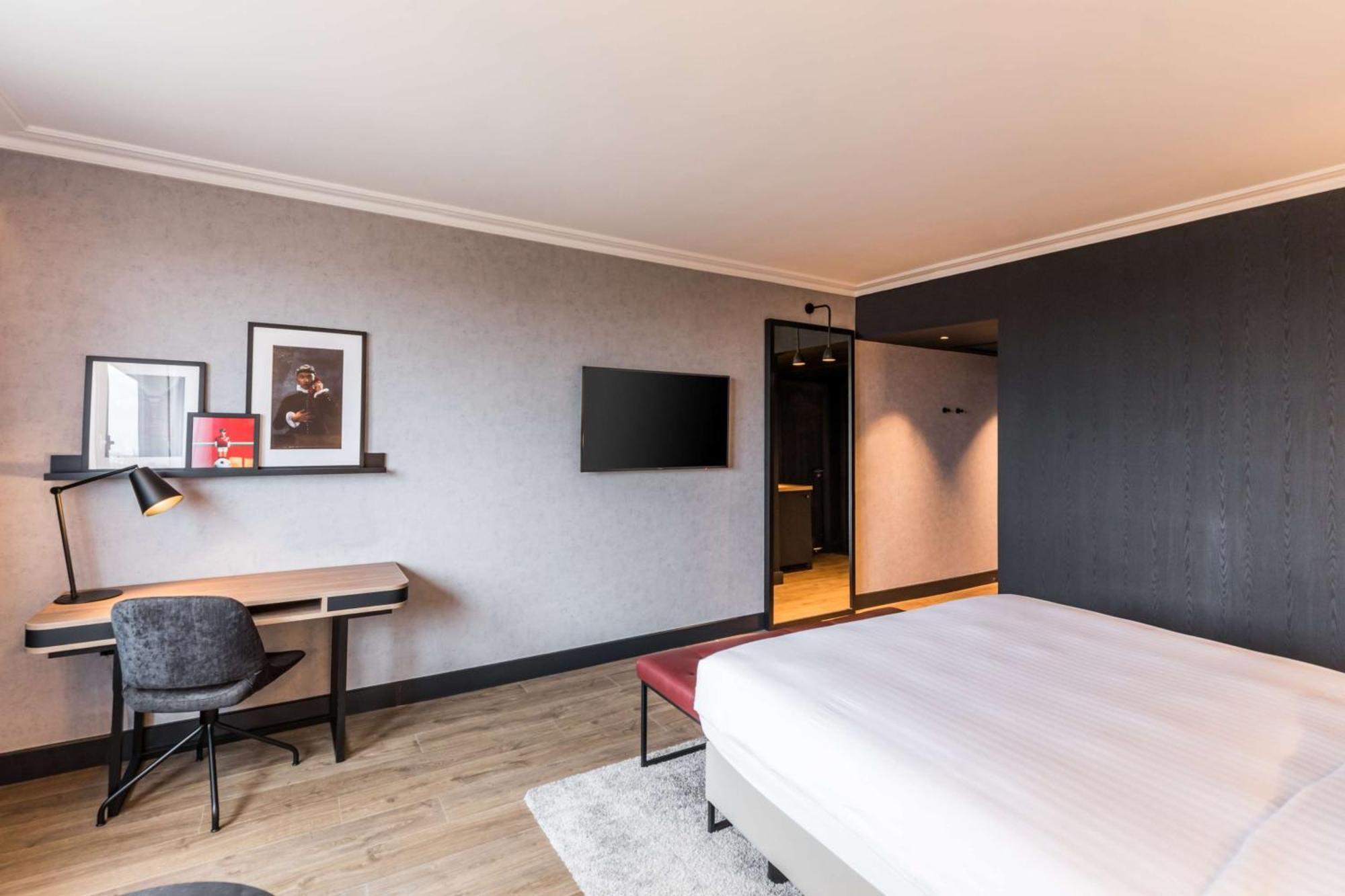 Radisson Red London Heathrow Otel Harmondsworth Dış mekan fotoğraf Room at the hotel