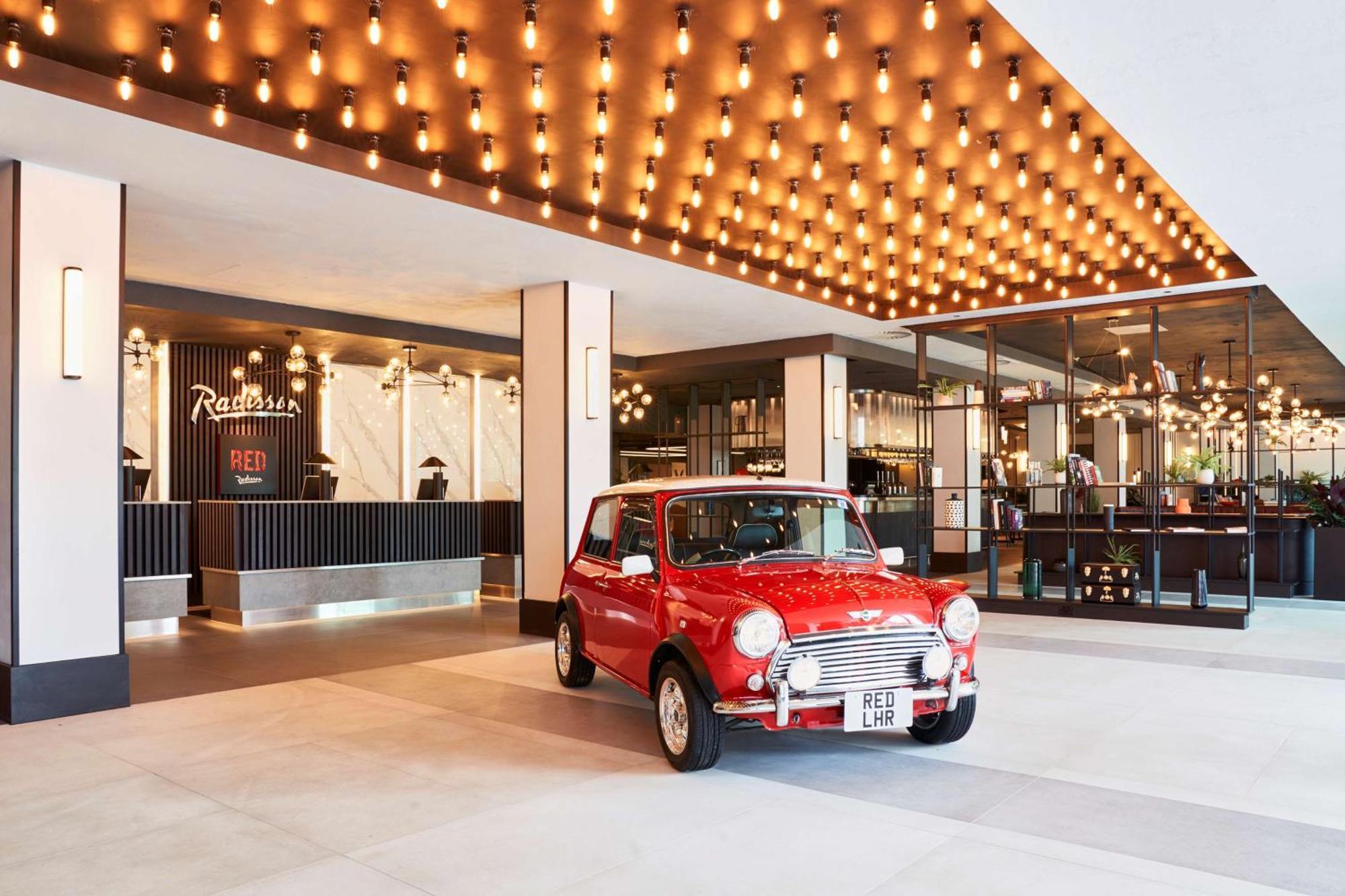 Radisson Red London Heathrow Otel Harmondsworth Dış mekan fotoğraf Radisson Red