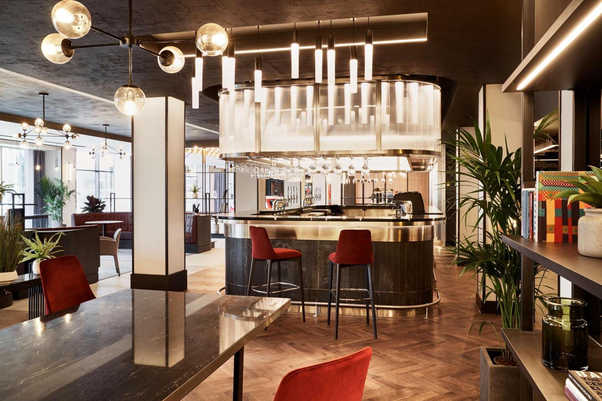 Radisson Red London Heathrow Otel Harmondsworth Dış mekan fotoğraf Interior of the hotel