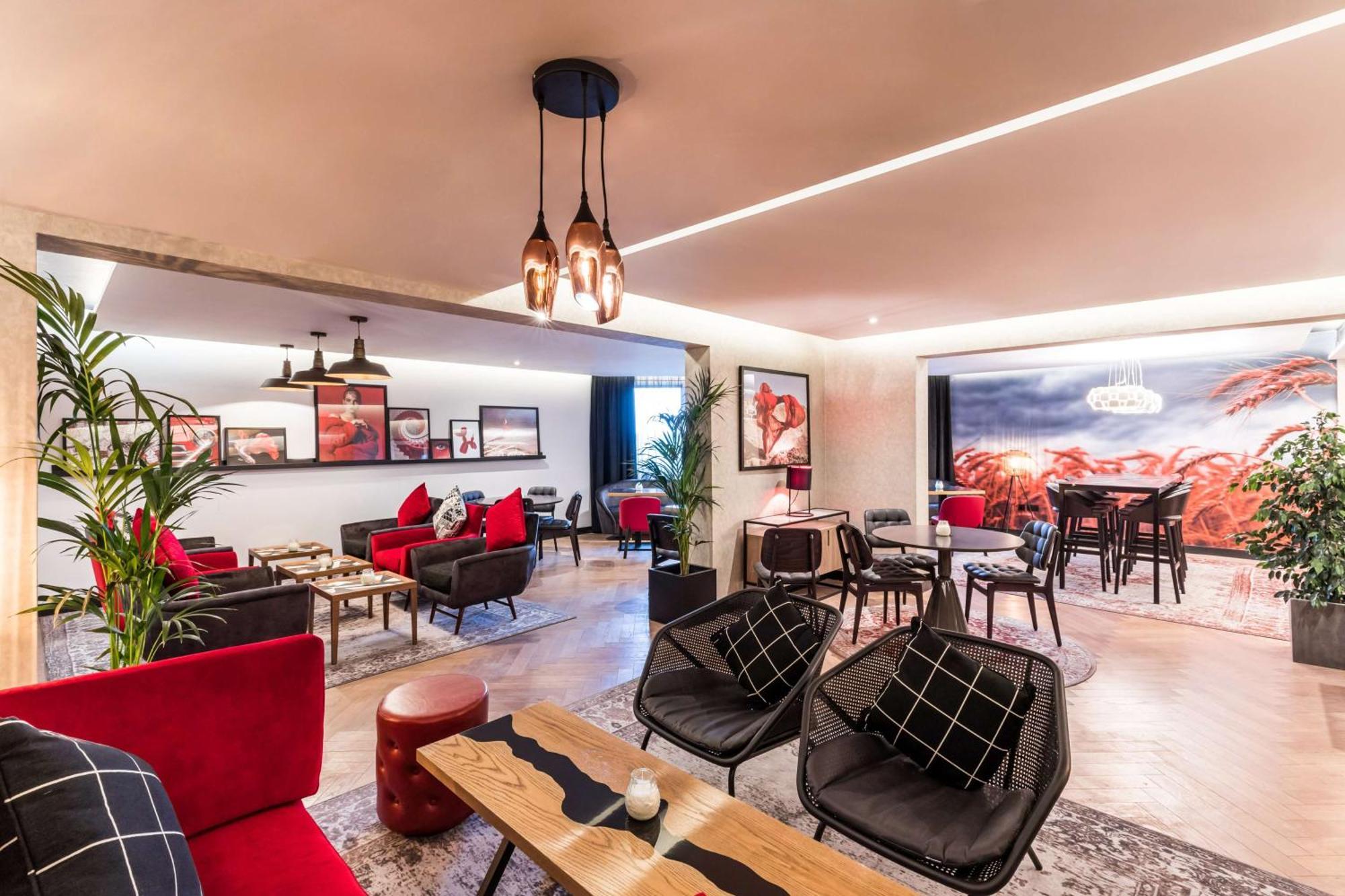 Radisson Red London Heathrow Otel Harmondsworth Dış mekan fotoğraf Interior of the hotel