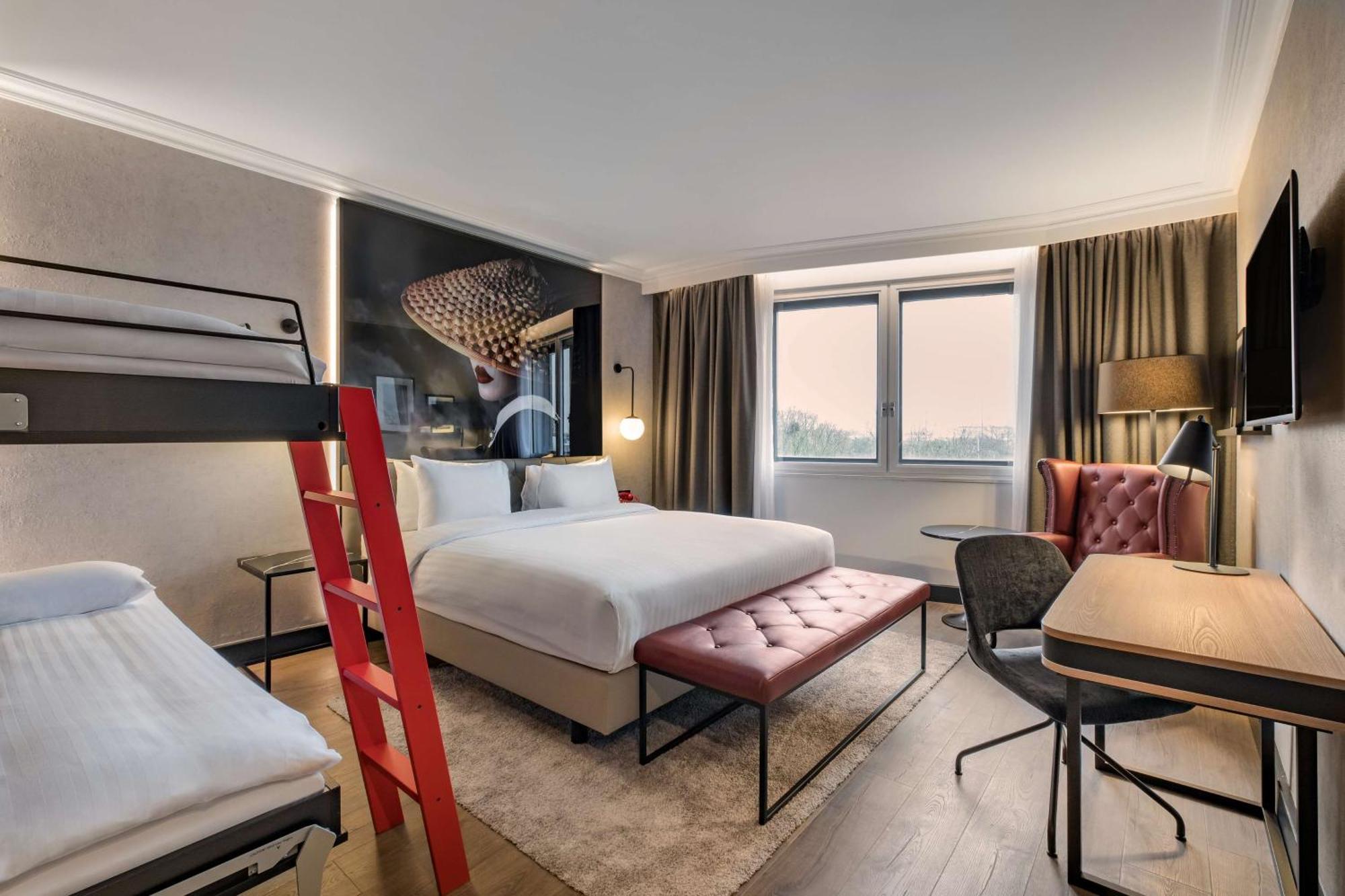 Radisson Red London Heathrow Otel Harmondsworth Dış mekan fotoğraf Room at the hotel