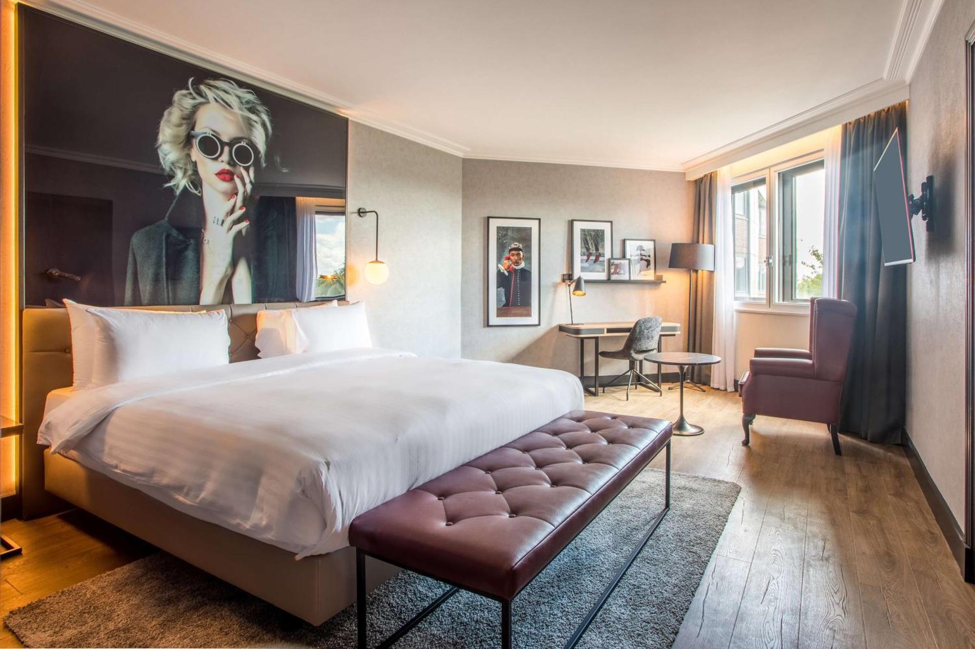 Radisson Red London Heathrow Otel Harmondsworth Dış mekan fotoğraf