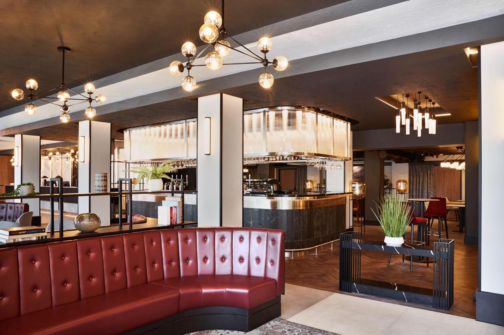 Radisson Red London Heathrow Otel Harmondsworth Dış mekan fotoğraf Interior of the hotel