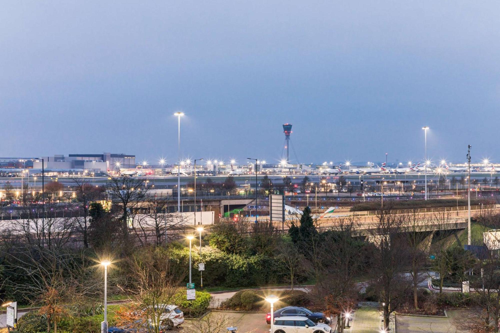 Radisson Red London Heathrow Otel Harmondsworth Dış mekan fotoğraf