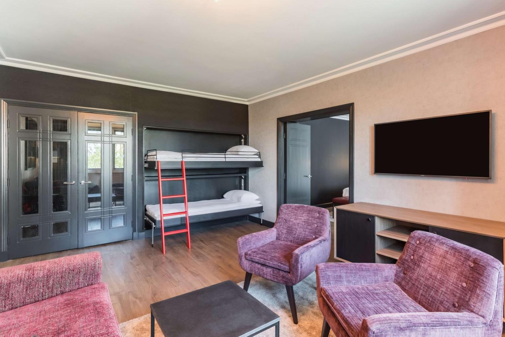 Radisson Red London Heathrow Otel Harmondsworth Dış mekan fotoğraf