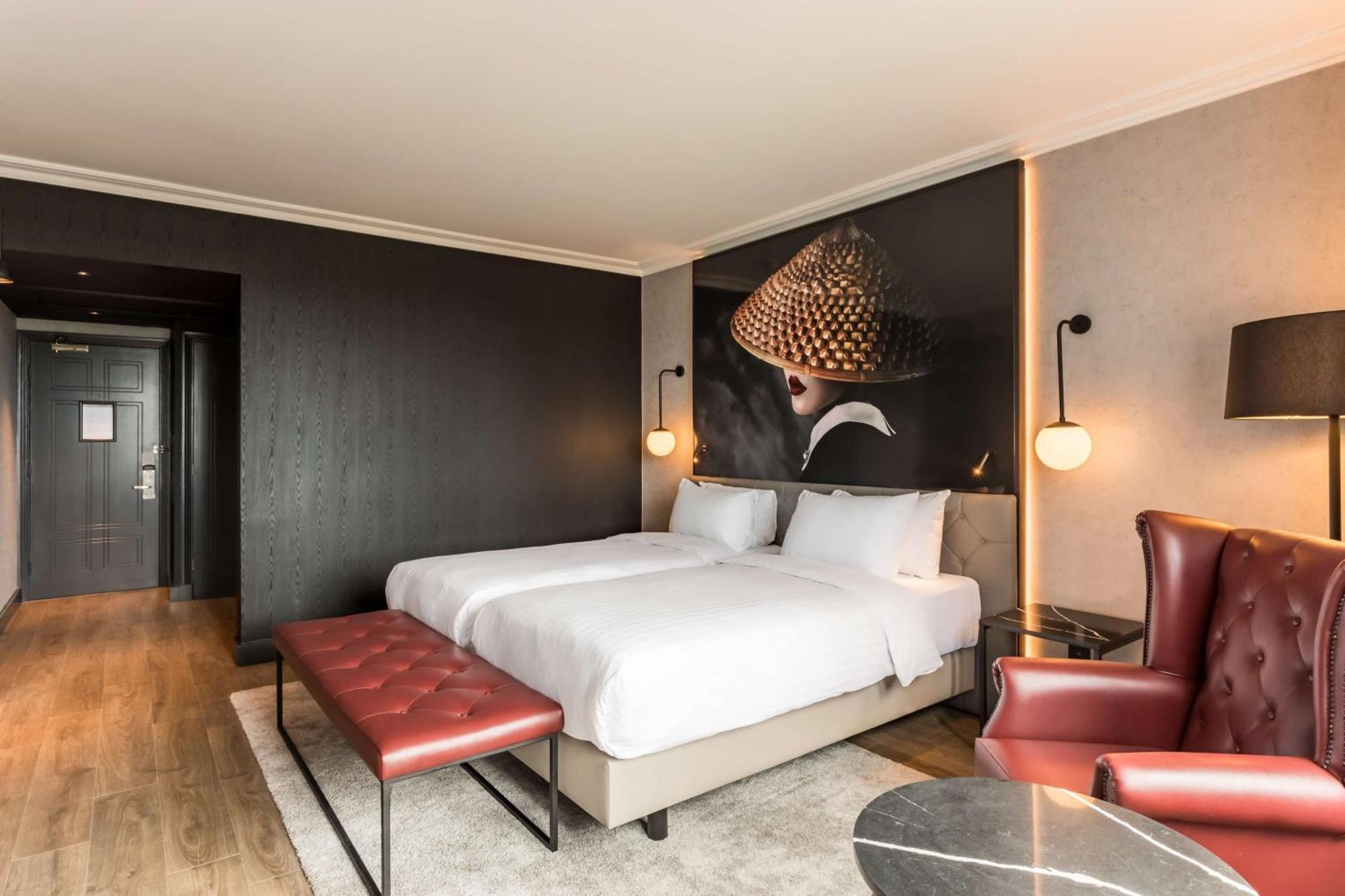 Radisson Red London Heathrow Otel Harmondsworth Dış mekan fotoğraf Room at the hotel