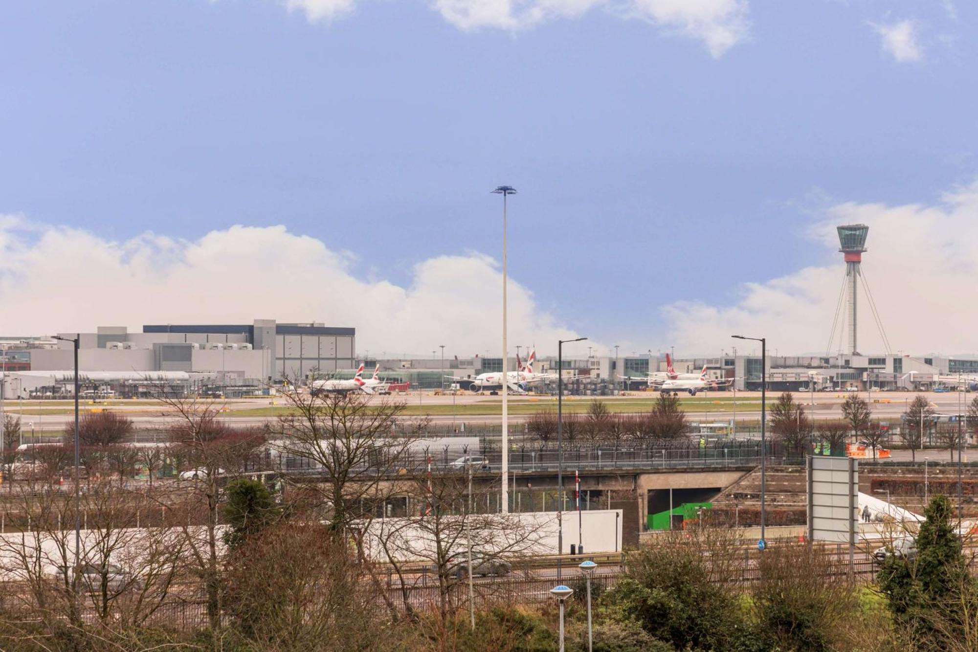 Radisson Red London Heathrow Otel Harmondsworth Dış mekan fotoğraf The airport is located in the city of London.