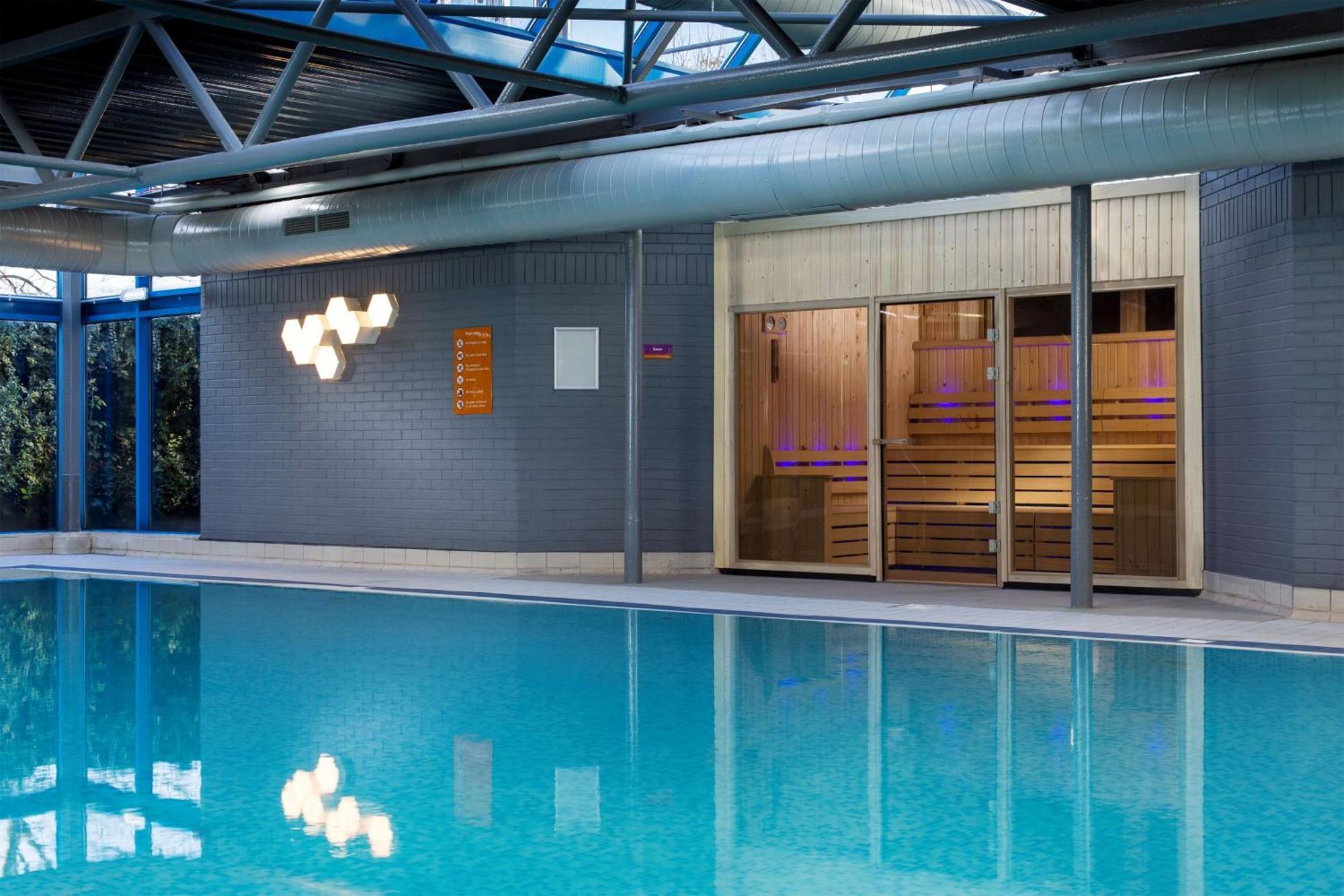 Radisson Red London Heathrow Otel Harmondsworth Dış mekan fotoğraf Sauna