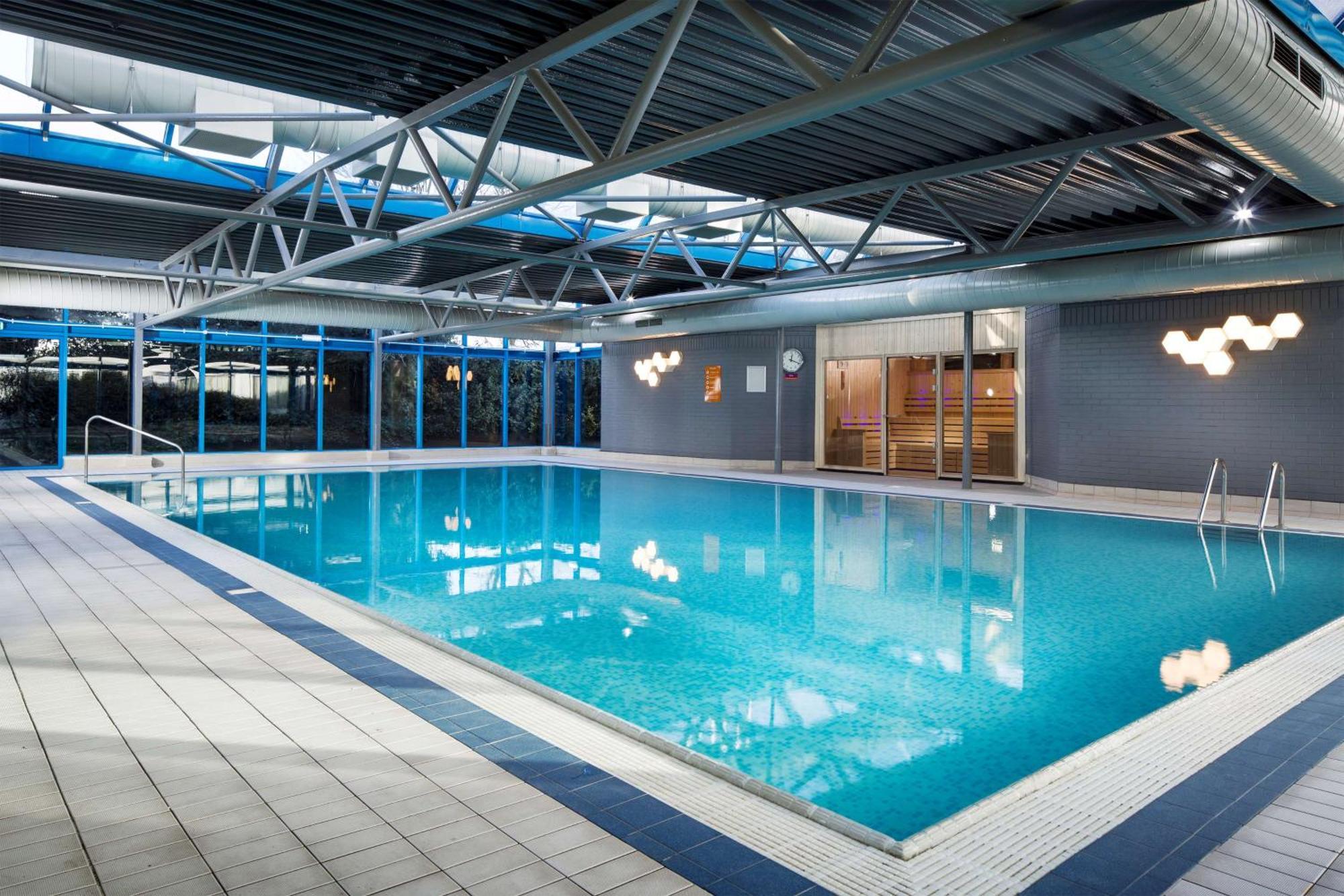 Radisson Red London Heathrow Otel Harmondsworth Dış mekan fotoğraf Swimming pool