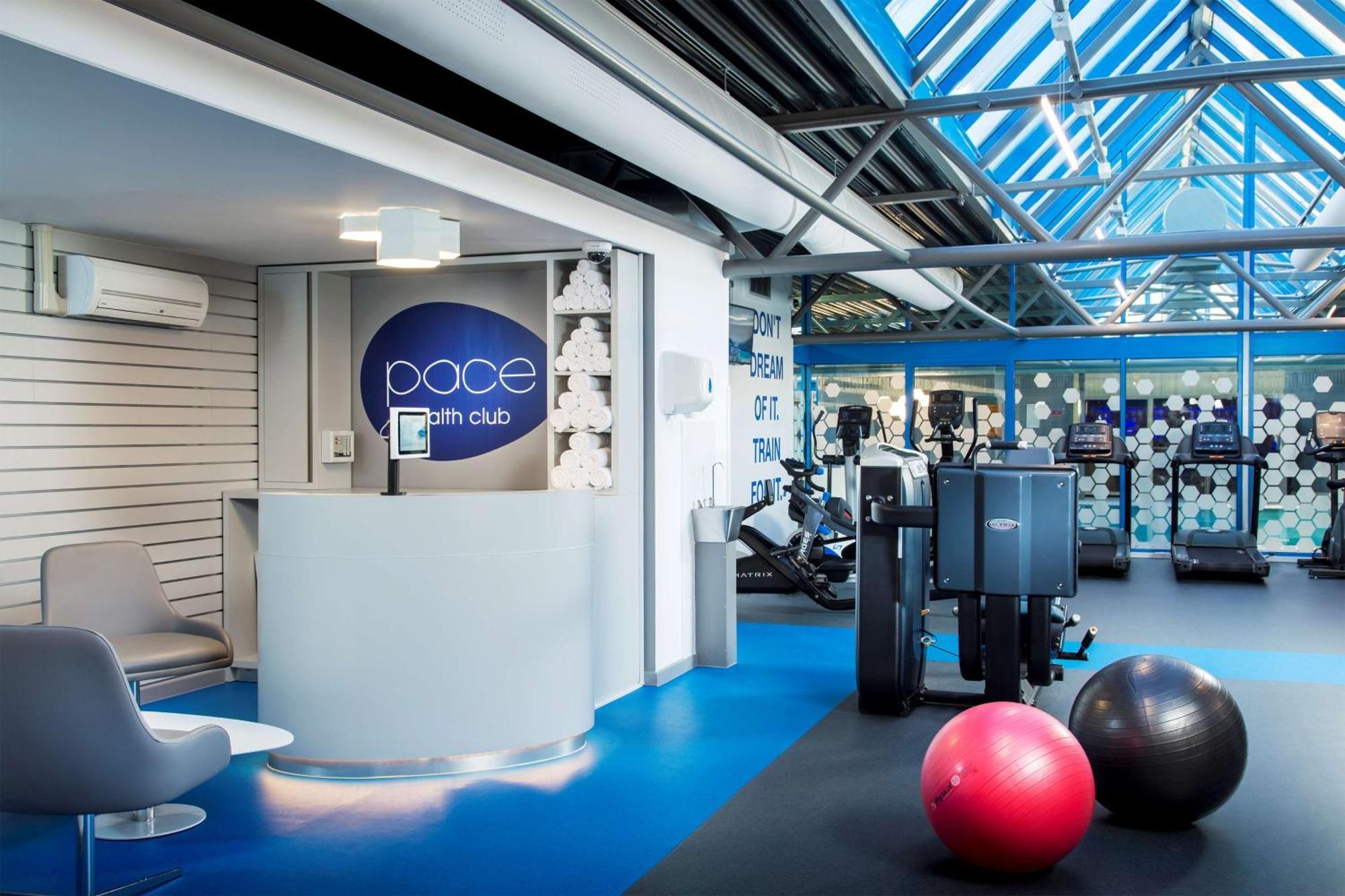Radisson Red London Heathrow Otel Harmondsworth Dış mekan fotoğraf Pace Fitness Club