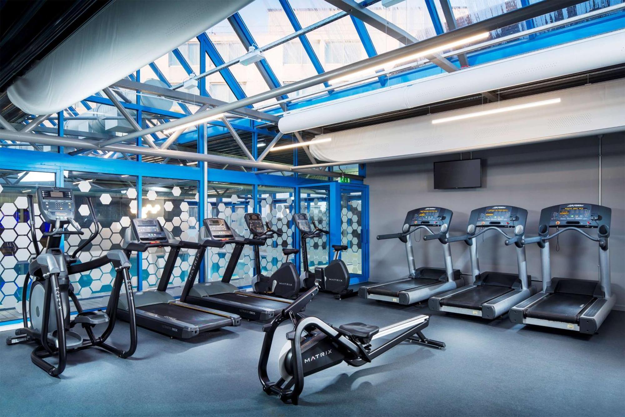 Radisson Red London Heathrow Otel Harmondsworth Dış mekan fotoğraf Fitness room