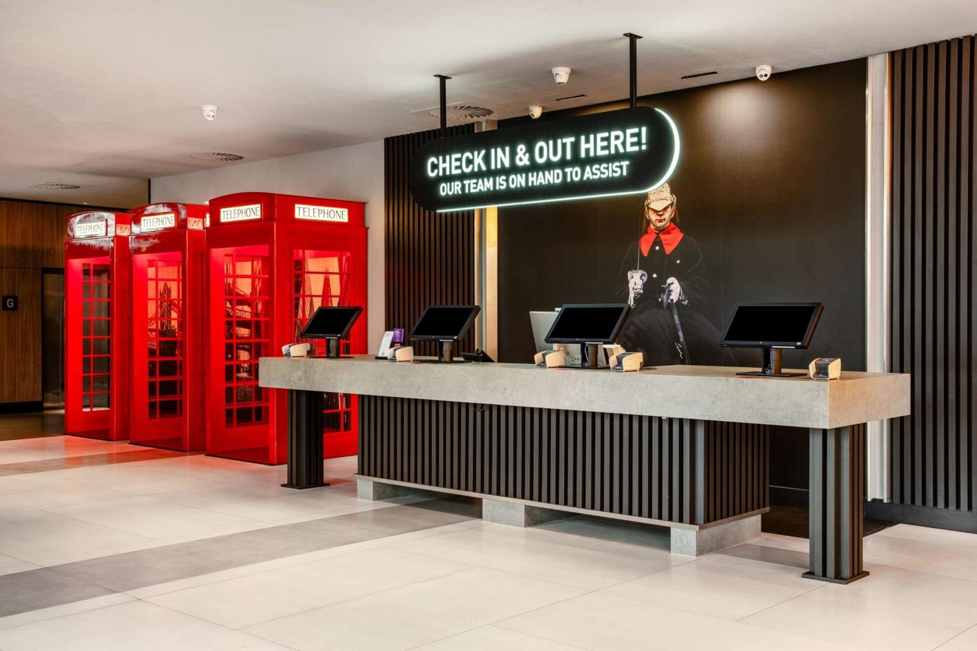 Radisson Red London Heathrow Otel Harmondsworth Dış mekan fotoğraf