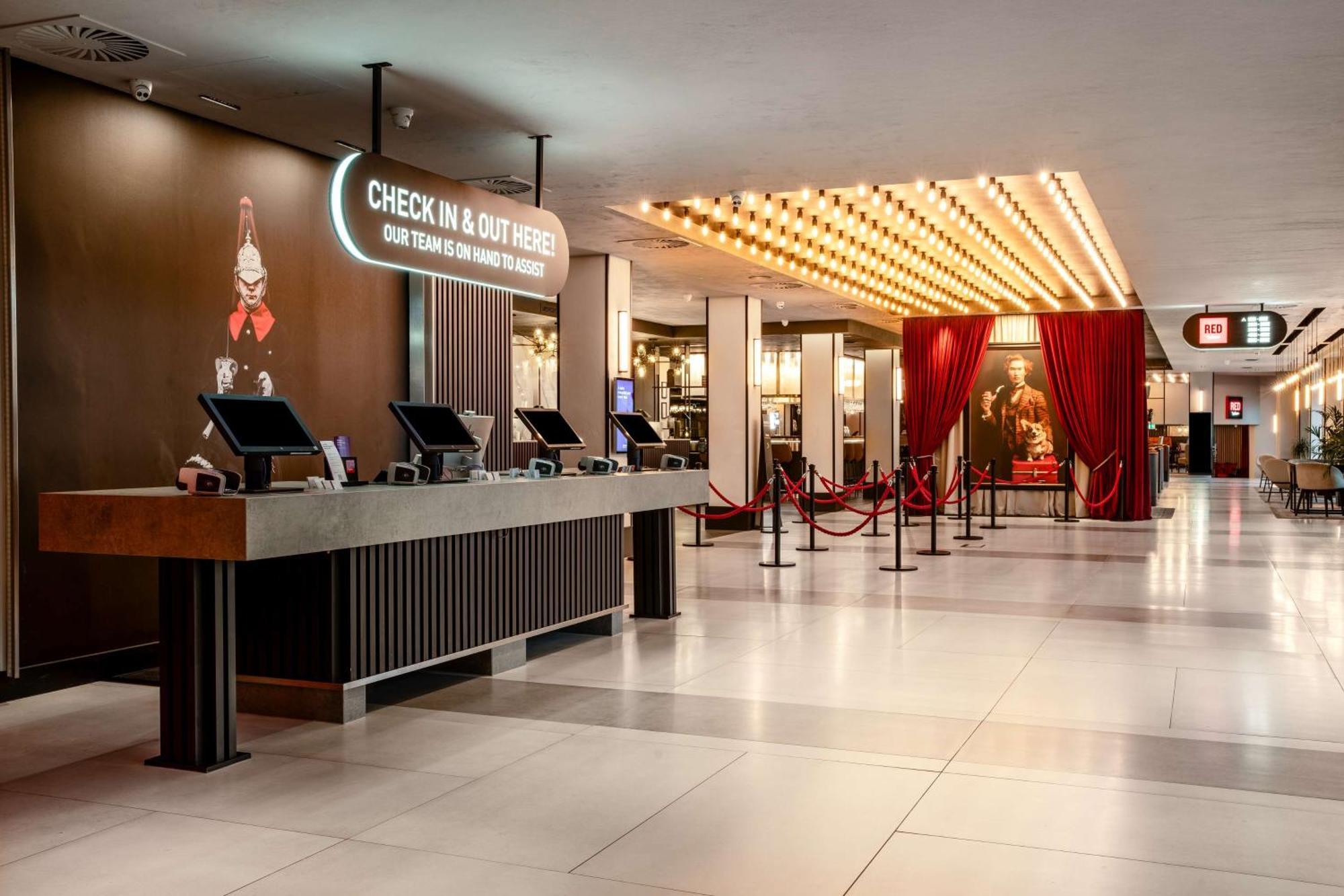 Radisson Red London Heathrow Otel Harmondsworth Dış mekan fotoğraf