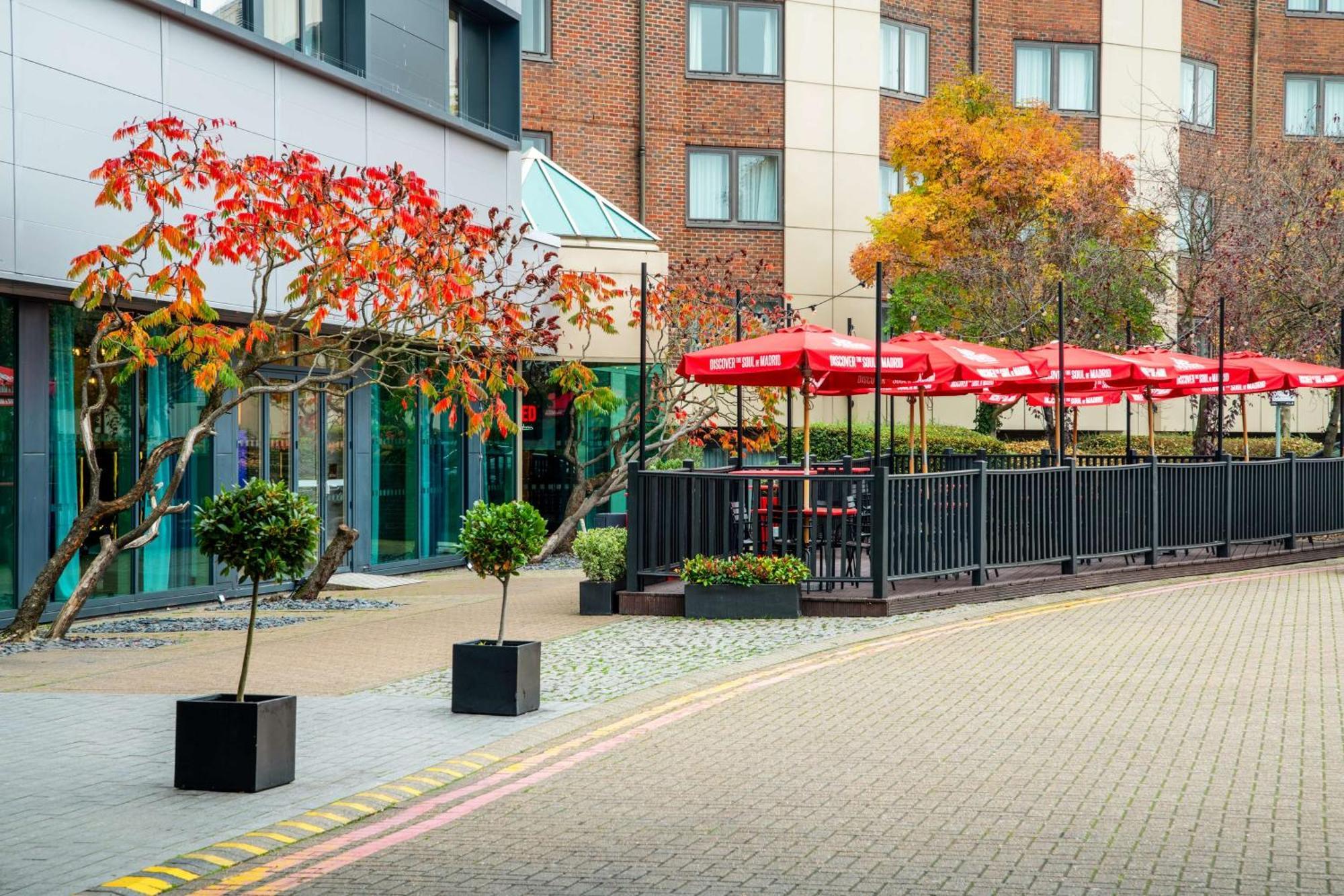Radisson Red London Heathrow Otel Harmondsworth Dış mekan fotoğraf