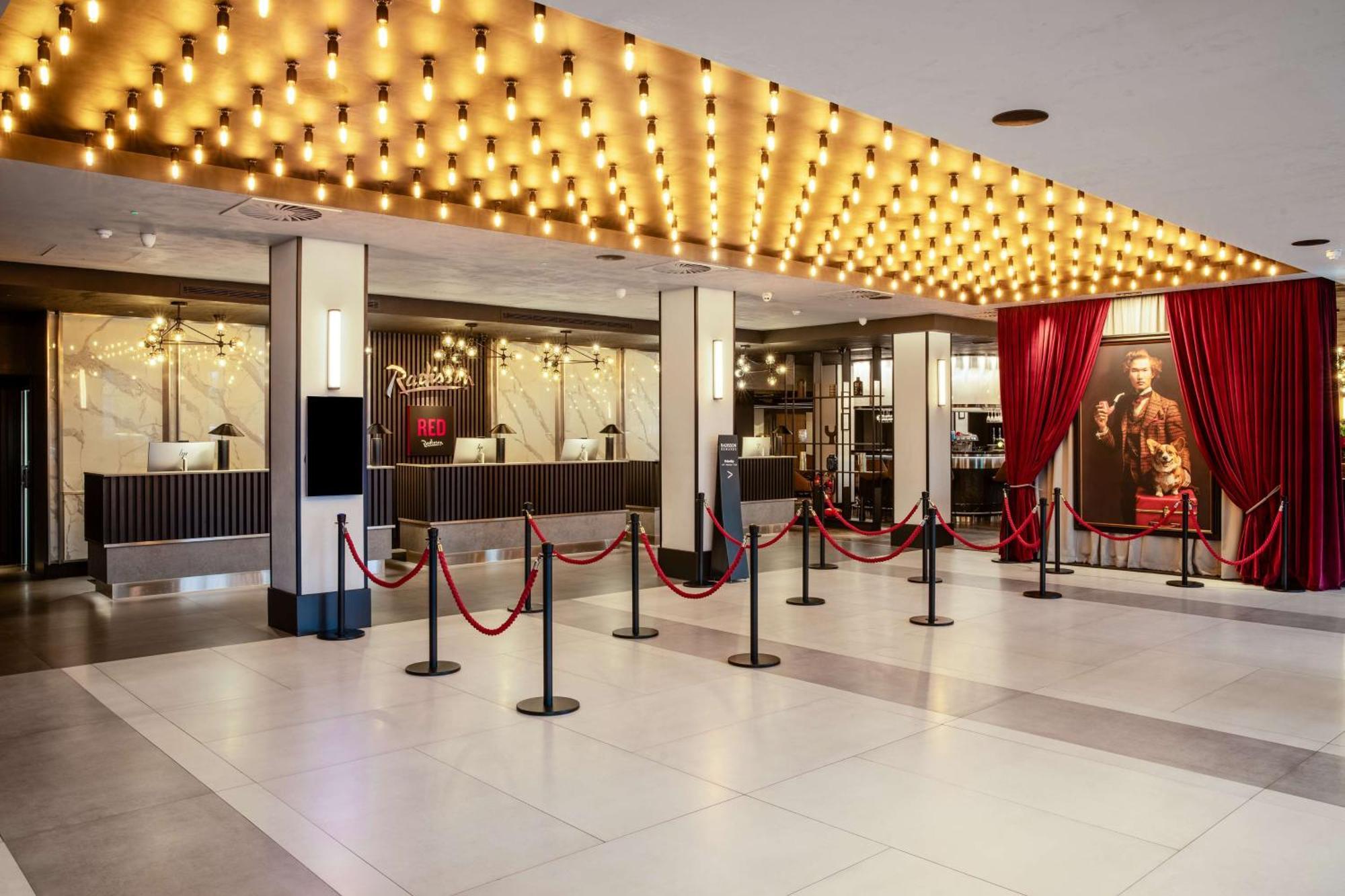 Radisson Red London Heathrow Otel Harmondsworth Dış mekan fotoğraf